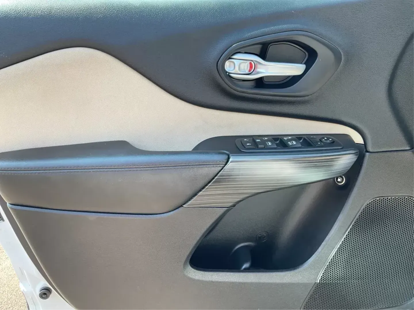 2016 Jeep Cherokee Latitude (1C4PJMCS9GW) with an Other engine, located at 8750 N County Rd 25A, Piqua, OH, 45356, (937) 908-9800, 40.164391, -84.232513 - 2016 Jeep Cherokee Latitude - Photo#18