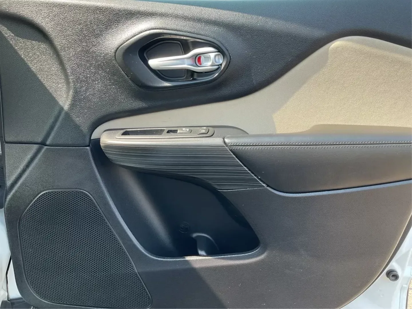 2016 Jeep Cherokee Latitude (1C4PJMCS9GW) with an Other engine, located at 8750 N County Rd 25A, Piqua, OH, 45356, (937) 908-9800, 40.164391, -84.232513 - 2016 Jeep Cherokee Latitude - Photo#19