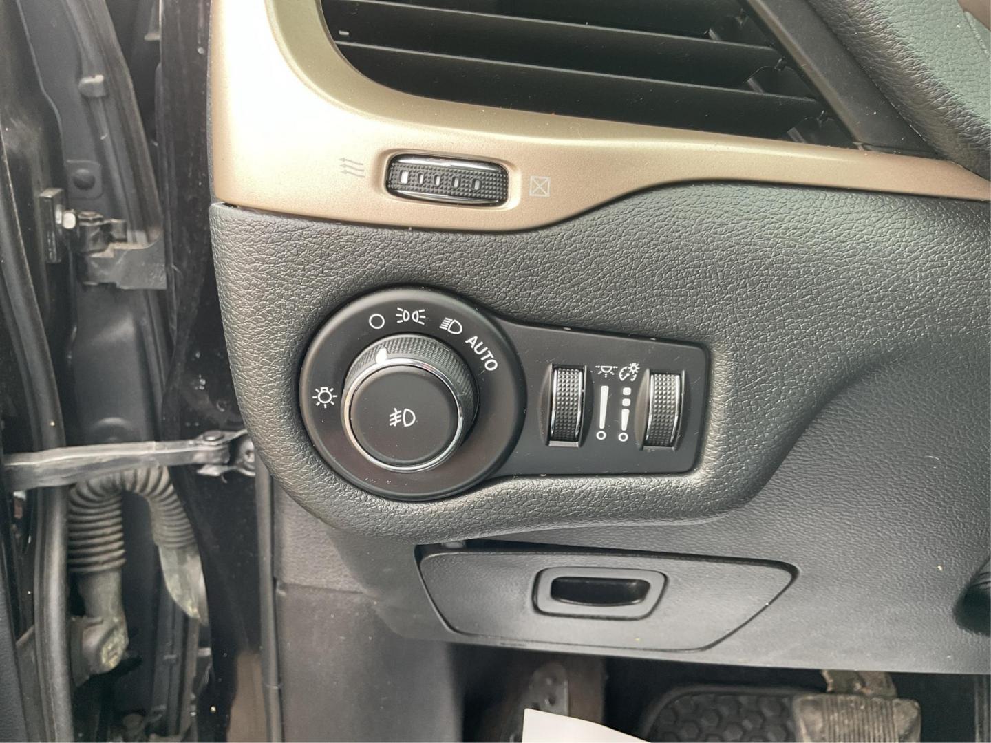 2016 Jeep Cherokee Latitude (1C4PJMCS0GW) with an Pentastar 3.2L V-6 DOHC engine, located at 1951 S Dayton Lakeview Rd., New Carlisle, OH, 45344, (937) 908-9800, 39.890999, -84.050255 - 2016 Jeep Cherokee Latitude - Photo#16