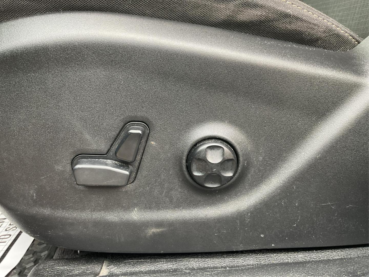 2016 Jeep Cherokee Latitude (1C4PJMCS0GW) with an Pentastar 3.2L V-6 DOHC engine, located at 1951 S Dayton Lakeview Rd., New Carlisle, OH, 45344, (937) 908-9800, 39.890999, -84.050255 - 2016 Jeep Cherokee Latitude - Photo#17
