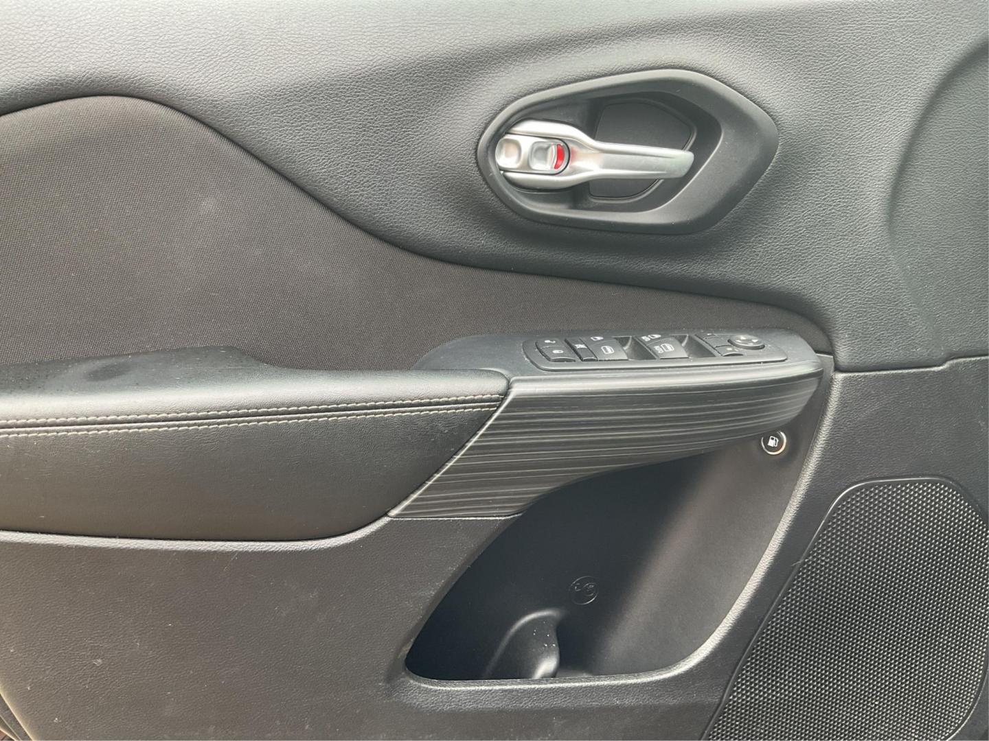 2016 Jeep Cherokee Latitude (1C4PJMCS0GW) with an Pentastar 3.2L V-6 DOHC engine, located at 1951 S Dayton Lakeview Rd., New Carlisle, OH, 45344, (937) 908-9800, 39.890999, -84.050255 - 2016 Jeep Cherokee Latitude - Photo#18