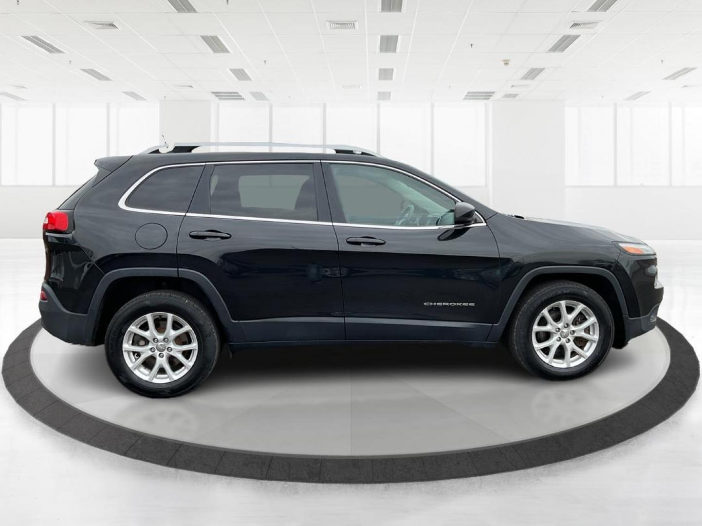 2016 Jeep Cherokee Latitude (1C4PJMCS0GW) with an Pentastar 3.2L V-6 DOHC engine, located at 1951 S Dayton Lakeview Rd., New Carlisle, OH, 45344, (937) 908-9800, 39.890999, -84.050255 - 2016 Jeep Cherokee Latitude - Photo#1