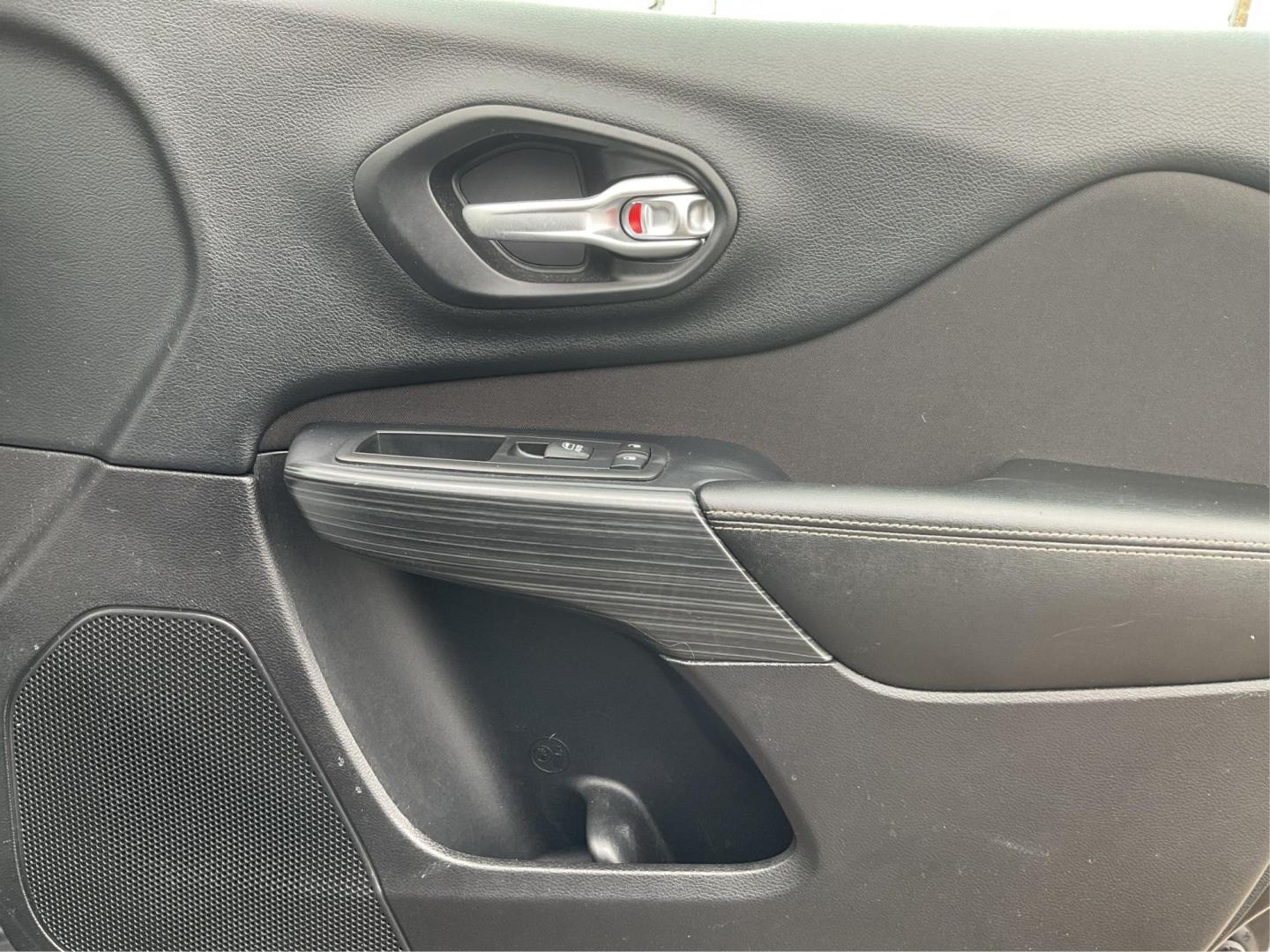 2016 Jeep Cherokee Latitude (1C4PJMCS0GW) with an Pentastar 3.2L V-6 DOHC engine, located at 1951 S Dayton Lakeview Rd., New Carlisle, OH, 45344, (937) 908-9800, 39.890999, -84.050255 - 2016 Jeep Cherokee Latitude - Photo#19