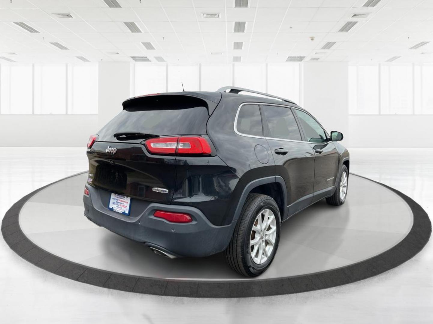 2016 Jeep Cherokee Latitude (1C4PJMCS0GW) with an Pentastar 3.2L V-6 DOHC engine, located at 1951 S Dayton Lakeview Rd., New Carlisle, OH, 45344, (937) 908-9800, 39.890999, -84.050255 - 2016 Jeep Cherokee Latitude - Photo#2
