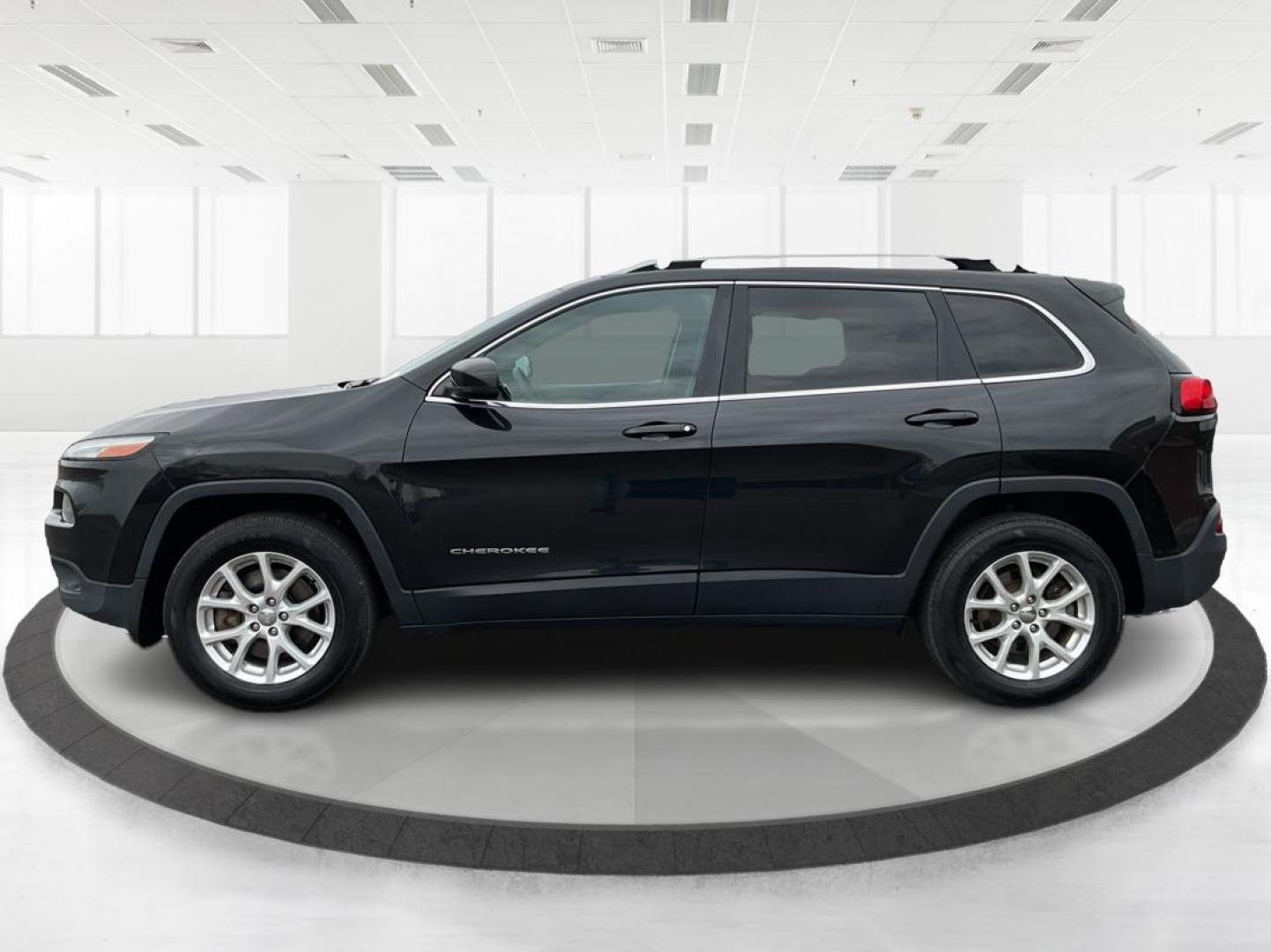 2016 Jeep Cherokee Latitude (1C4PJMCS0GW) with an Pentastar 3.2L V-6 DOHC engine, located at 1951 S Dayton Lakeview Rd., New Carlisle, OH, 45344, (937) 908-9800, 39.890999, -84.050255 - 2016 Jeep Cherokee Latitude - Photo#5