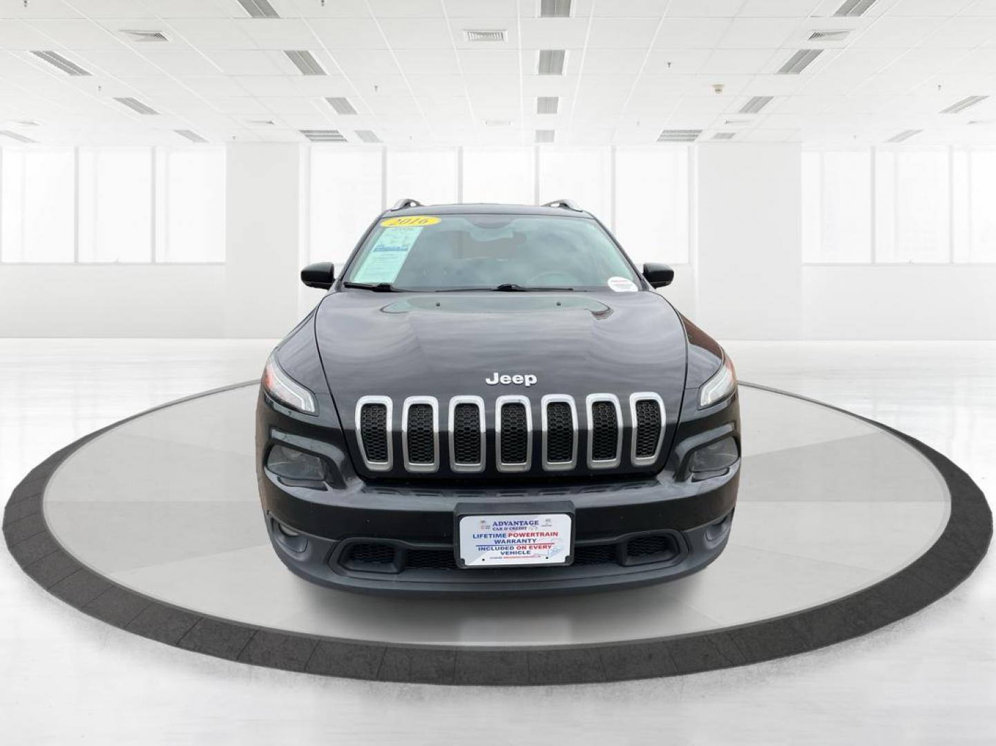 2016 Jeep Cherokee Latitude (1C4PJMCS0GW) with an Pentastar 3.2L V-6 DOHC engine, located at 1951 S Dayton Lakeview Rd., New Carlisle, OH, 45344, (937) 908-9800, 39.890999, -84.050255 - 2016 Jeep Cherokee Latitude - Photo#6