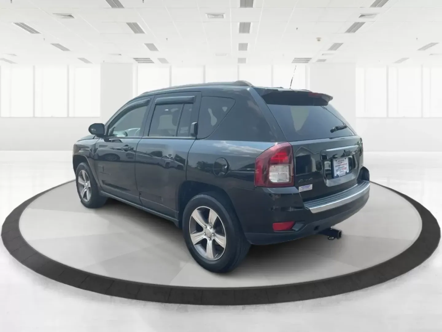 2016 Jeep Compass High Altitude Edition (1C4NJDEB2GD) with an 2.4L I-4 DOHC engine, located at 880 E. National Road, Vandalia, OH, 45377, (937) 908-9800, 39.891918, -84.183594 - **Adventure Awaits with this 2016 Jeep Compass High Altitude Edition!**<br /> <br /> Are you ready to elevate your driving experience? Perfect for weekend getaways or long commutes, this 2016 Jeep Compass High Altitude Edition is designed to tackle any journey with confidence and style. At Advantage - Photo#4