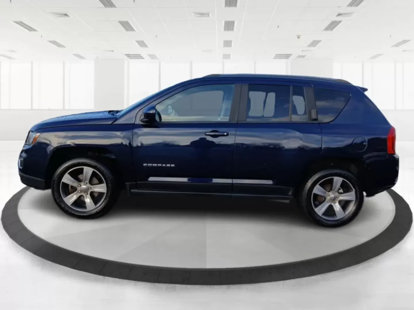 2016 Jeep Compass Latitude 4WD (1C4NJDEB7GD) with an 2.4L L4 DOHC 16V engine, 6-Speed Automatic transmission, located at 1184 Kauffman Ave, Fairborn, OH, 45324, (937) 908-9800, 39.807072, -84.030914 - **Discover Adventure with the 2016 Jeep Compass Latitude 4WD at Advantage Car and Credit!**<br /> <br /> Are you ready to embrace your next adventure? Whether you're planning a weekend getaway, commuting to work, or navigating your family through busy city streets, the 2016 Jeep Compass Latitude 4WD - Photo#5