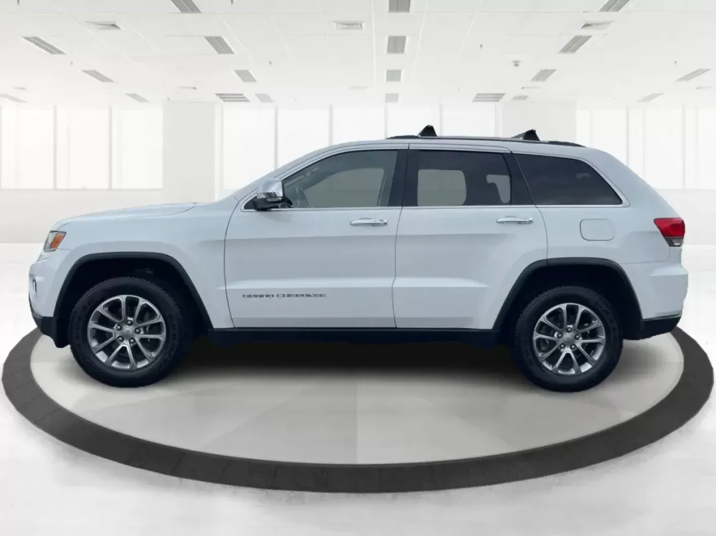 2016 Jeep Grand Cherokee Limited (1C4RJFBG9GC) with an Other engine, located at 1230 East Main St, Xenia, OH, 45385, (937) 908-9800, 39.688026, -83.910172 - ### Discover Adventure with the 2016 Jeep Grand Cherokee Limited at Advantage Car and Credit in Fairborn, OH!<br /> <br /> Are you ready to elevate your weekend adventures or tackle your daily commute with style and confidence? The 2016 Jeep Grand Cherokee Limited is the perfect SUV for those who cr - Photo#5