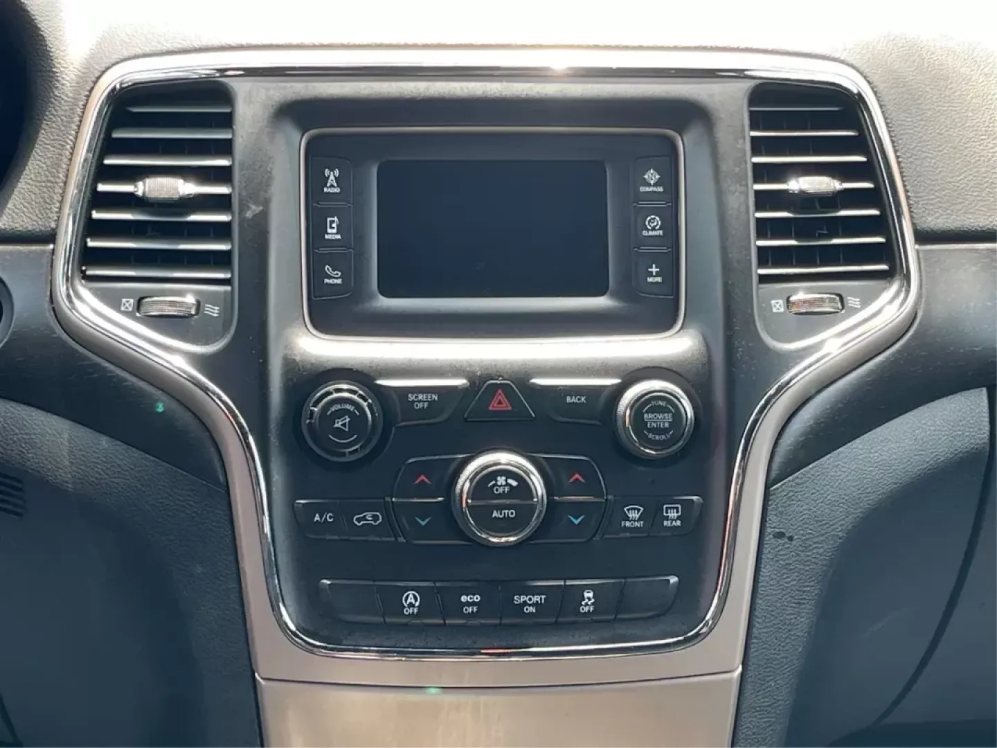 2016 Jeep Grand Cherokee Laredo (1C4RJFAG8GC) with an Pentastar 3.6L V-6 DOHC engine, located at 880 E. National Road, Vandalia, OH, 45377, (937) 908-9800, 39.891918, -84.183594 - **Elevate Your Adventures with the 2016 Jeep Grand Cherokee Laredo!**<br /> <br /> Are you ready to embark on your next adventure? Whether you're a growing family needing more space for weekend getaways or a commuter seeking a reliable ride for daily travels, the 2016 Jeep Grand Cherokee Laredo is y - Photo#12