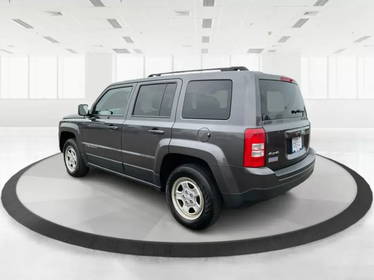 2016 Jeep Patriot Sport (1C4NJRBB1GD) with an 2.4L I-4 DOHC engine, located at 1230 East Main St, Xenia, OH, 45385, (937) 908-9800, 39.688026, -83.910172 - 2016 Jeep Patriot Sport - Photo#4
