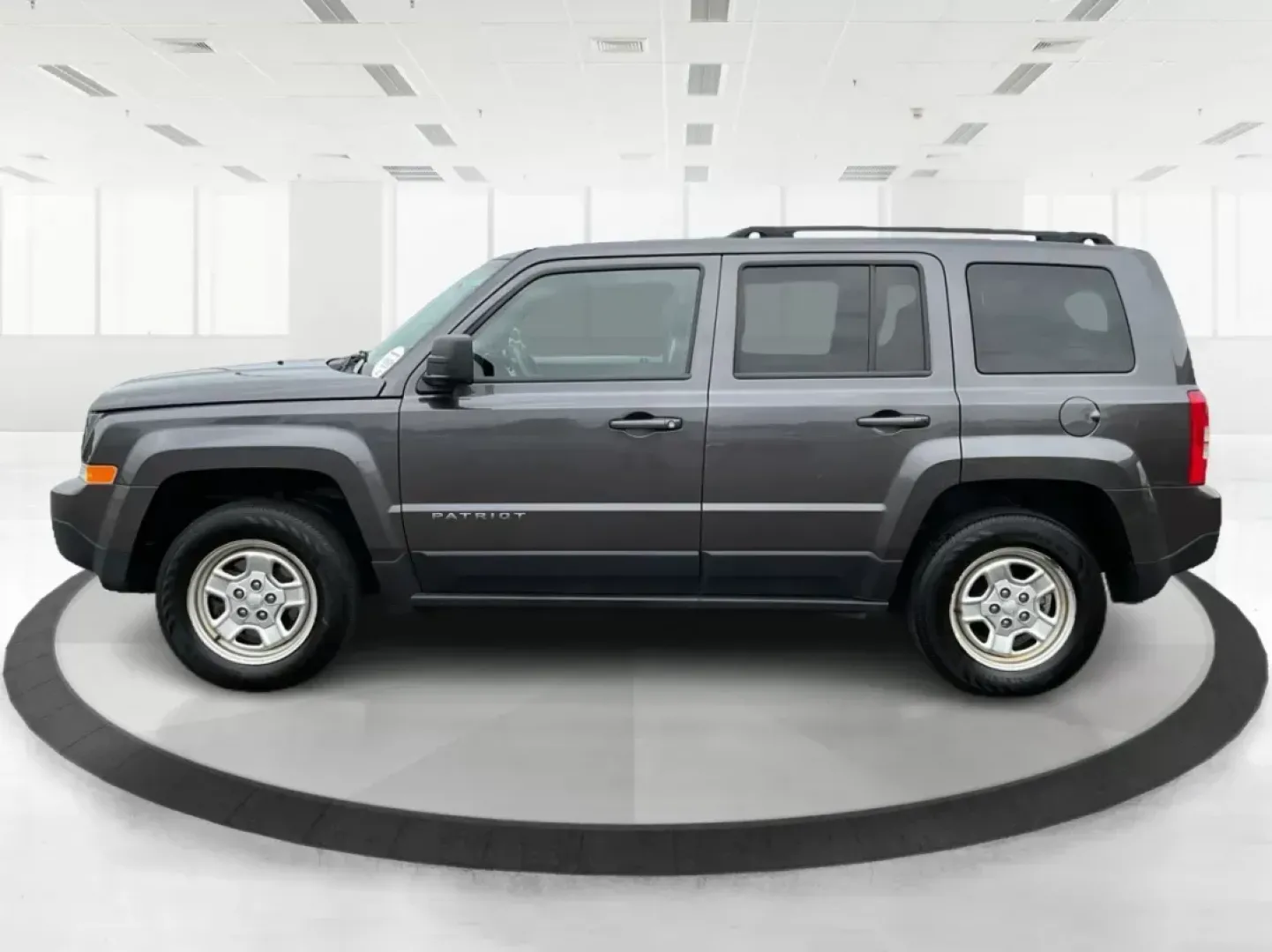 2016 Jeep Patriot Sport (1C4NJRBB1GD) with an 2.4L I-4 DOHC engine, located at 1230 East Main St, Xenia, OH, 45385, (937) 908-9800, 39.688026, -83.910172 - 2016 Jeep Patriot Sport - Photo#5