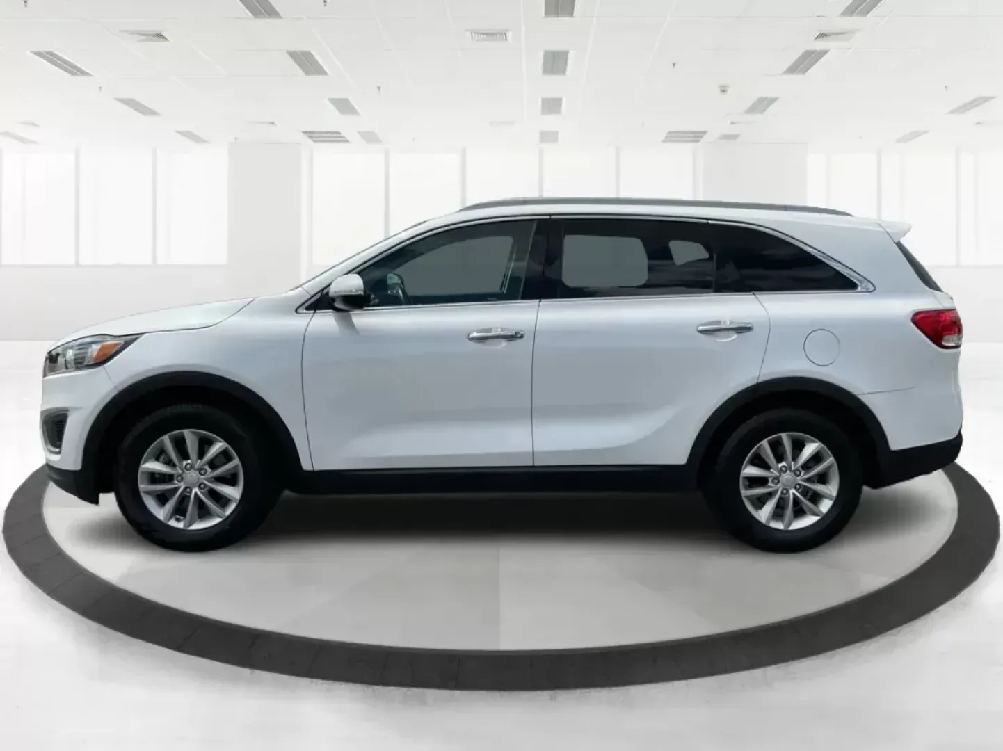 2016 Kia Sorento 2.4L LX (5XYPG4A39GG) with an 2.4L I-4 gasoline direct injection engine, located at 401 Woodman Dr, Riverside, OH, 45431, (937) 908-9800, 39.760899, -84.123421 - **Discover the Perfect Family SUV for Your Next Adventure!**<br /> <br /> Are you in search of a reliable SUV that can comfortably accommodate your growing family while also being great for weekend getaways? Look no further than the 2016 Kia Sorento 2.4L LX, available now at Advantage Car and Credit - Photo#5
