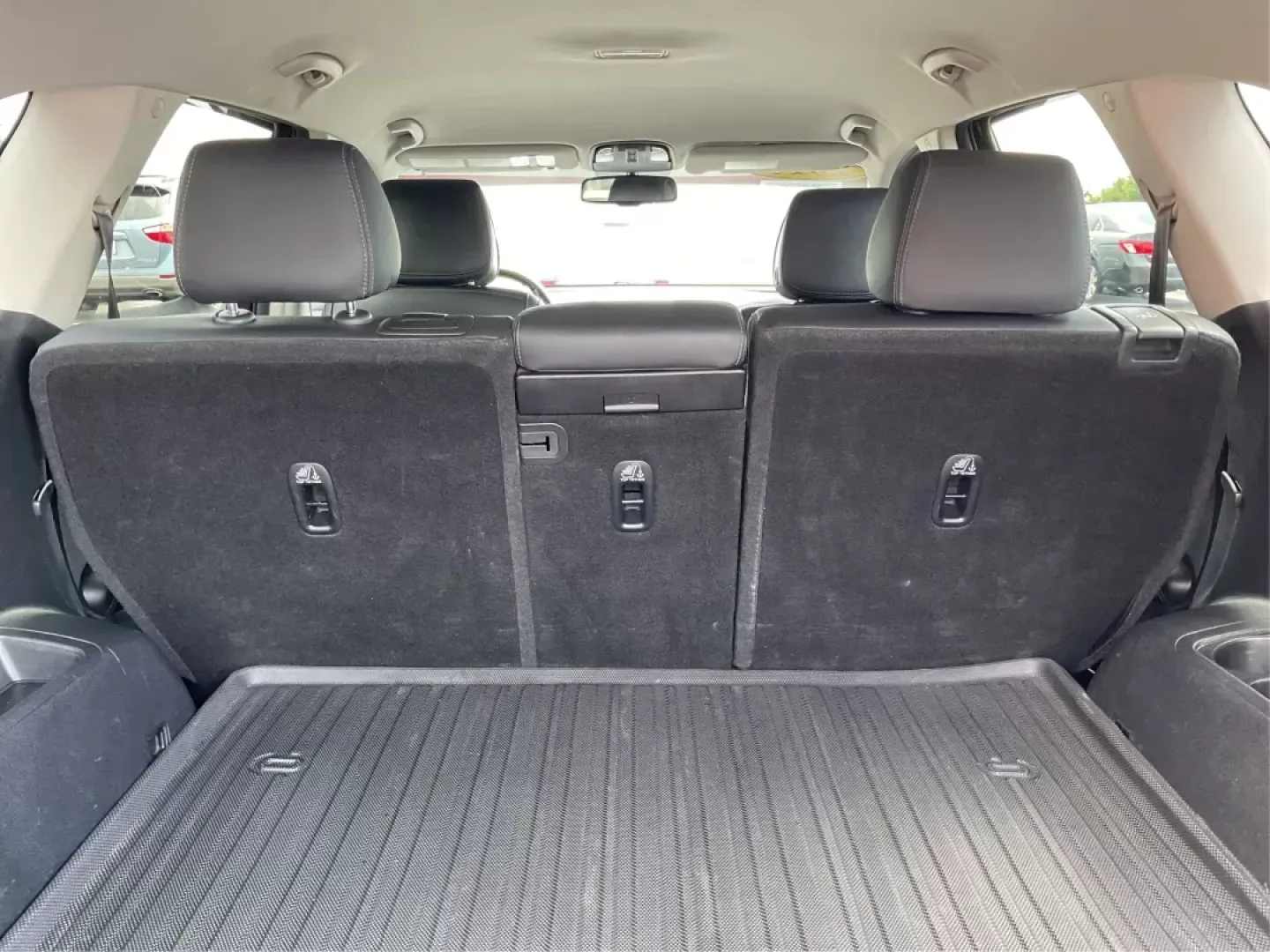 2016 Kia Sorento 3.3L EX (5XYPHDA5XGG) with an Lambda II 3.3L V-6 gasoline direct injection engine, located at 8750 N County Rd 25A, Piqua, OH, 45356, (937) 908-9800, 40.164391, -84.232513 - Elevate your lifestyle with the 2016 Kia Sorento EX, a versatile SUV that is perfect for family adventures, weekend getaways, or daily commutes. At Advantage Car and Credit, located at 1184 Kauffman Ave in Fairborn, OH, we specialize in providing quality vehicles with flexible financing options, inc - Photo#11