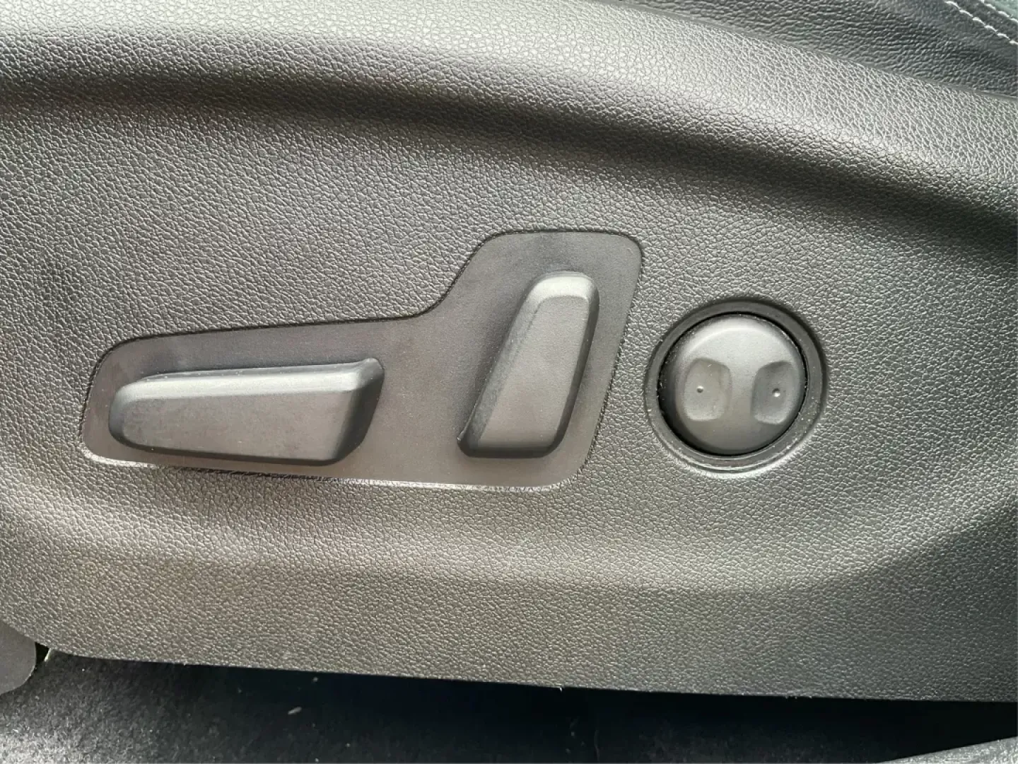 2016 Kia Sorento 3.3L EX (5XYPHDA5XGG) with an Lambda II 3.3L V-6 gasoline direct injection engine, located at 8750 N County Rd 25A, Piqua, OH, 45356, (937) 908-9800, 40.164391, -84.232513 - Elevate your lifestyle with the 2016 Kia Sorento EX, a versatile SUV that is perfect for family adventures, weekend getaways, or daily commutes. At Advantage Car and Credit, located at 1184 Kauffman Ave in Fairborn, OH, we specialize in providing quality vehicles with flexible financing options, inc - Photo#16