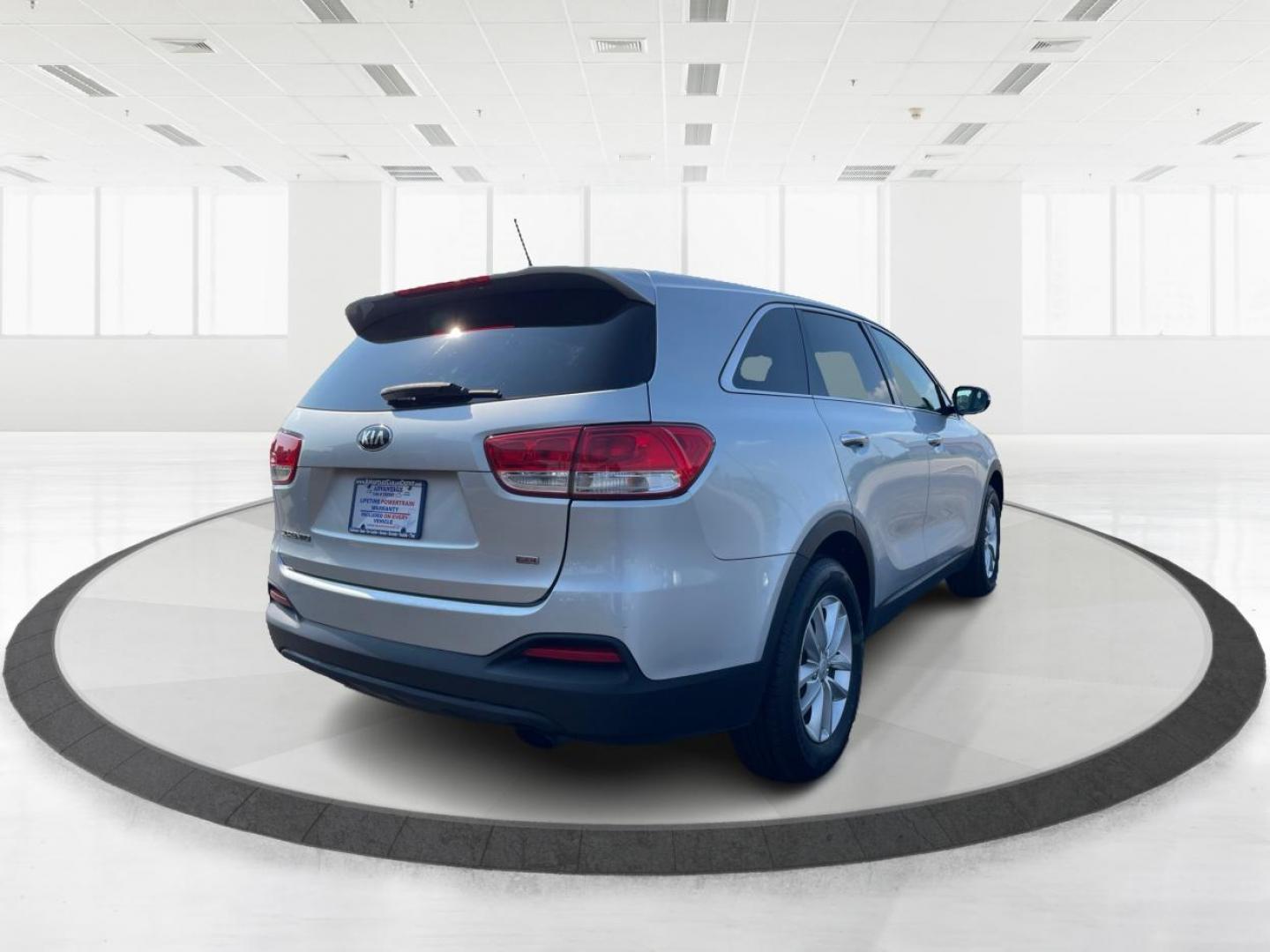 2016 Sparkling Silver Kia Sorento L 2WD (5XYPG4A31GG) with an 2.4L L4 DOHC 16V engine, 6-Speed Automatic transmission, located at 4508 South Dixie Dr, Moraine, OH, 45439, (937) 908-9800, 39.689976, -84.218452 - 2016 Kia Sorento L 2WD - Photo#3
