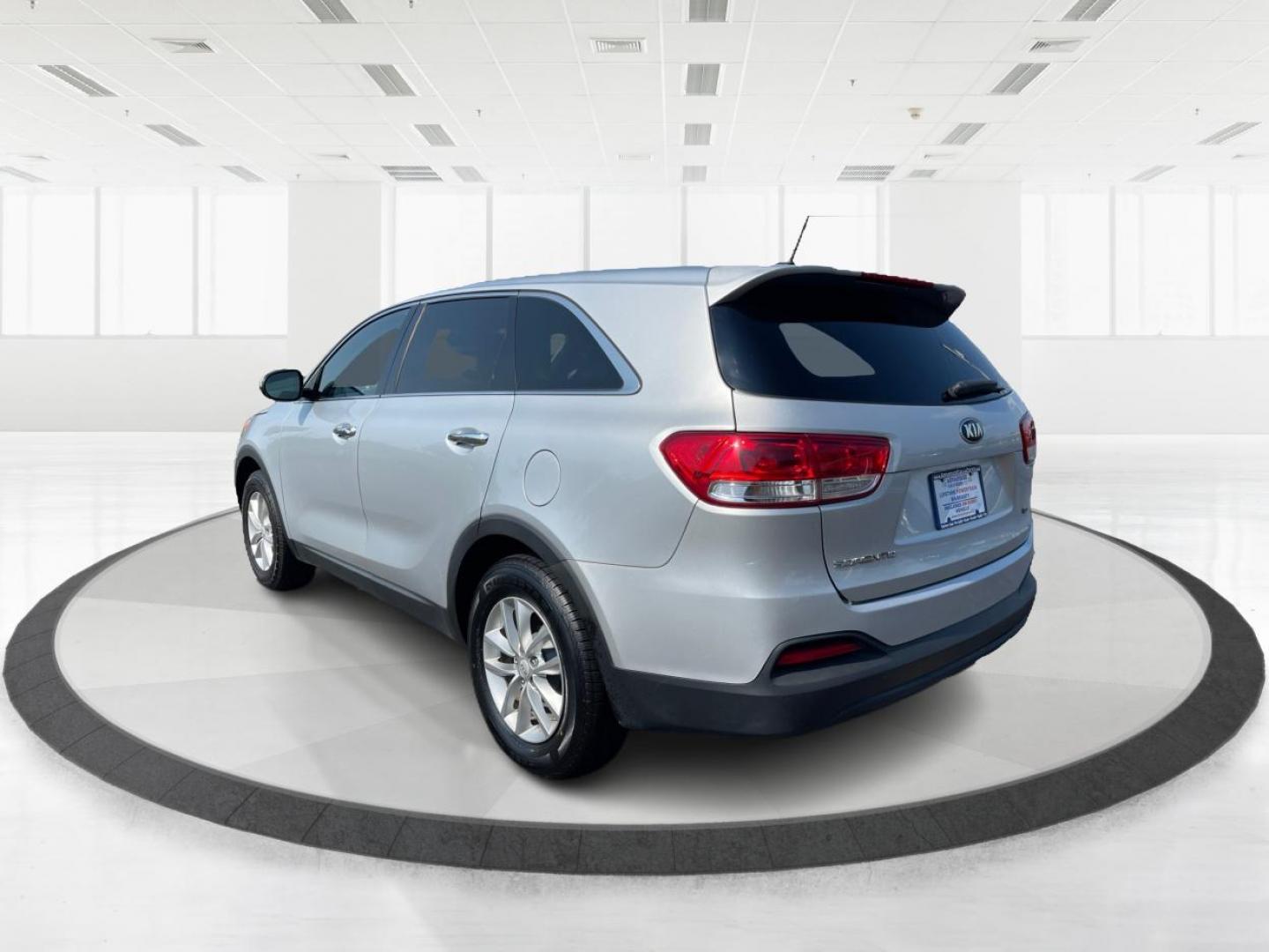 2016 Sparkling Silver Kia Sorento L 2WD (5XYPG4A31GG) with an 2.4L L4 DOHC 16V engine, 6-Speed Automatic transmission, located at 4508 South Dixie Dr, Moraine, OH, 45439, (937) 908-9800, 39.689976, -84.218452 - 2016 Kia Sorento L 2WD - Photo#5