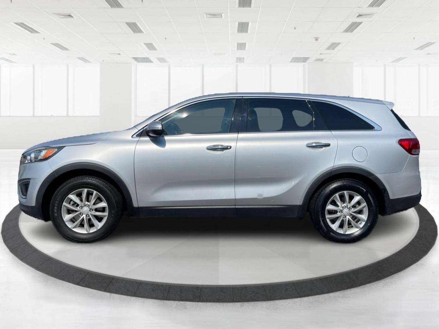 2016 Sparkling Silver Kia Sorento L 2WD (5XYPG4A31GG) with an 2.4L L4 DOHC 16V engine, 6-Speed Automatic transmission, located at 4508 South Dixie Dr, Moraine, OH, 45439, (937) 908-9800, 39.689976, -84.218452 - 2016 Kia Sorento L 2WD - Photo#6