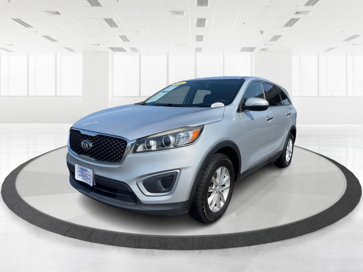 2016 Sparkling Silver Kia Sorento L 2WD (5XYPG4A31GG) with an 2.4L L4 DOHC 16V engine, 6-Speed Automatic transmission, located at 4508 South Dixie Dr, Moraine, OH, 45439, (937) 908-9800, 39.689976, -84.218452 - 2016 Kia Sorento L 2WD - Photo#8
