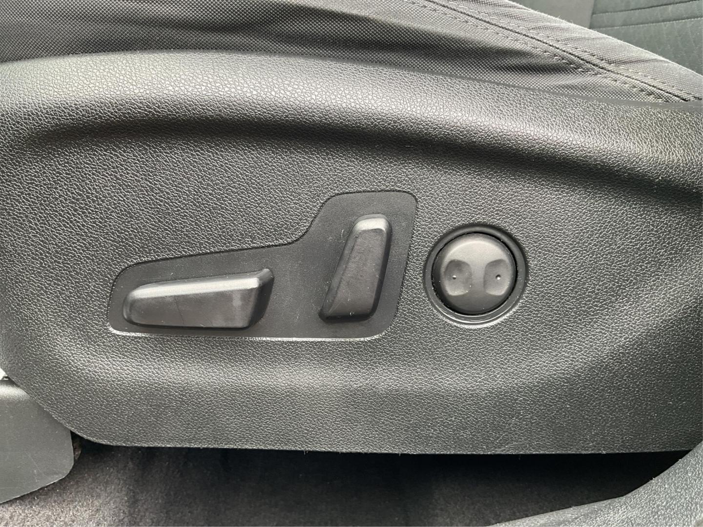 2016 Kia Sorento 2.4L LX (5XYPGDA39GG) with an 2.4L I-4 gasoline direct injection engine, located at 1099 N County Rd 25A, Troy, OH, 45373, (937) 908-9800, 40.057079, -84.212883 - 2016 Kia Sorento 2.4L LX - Photo#16