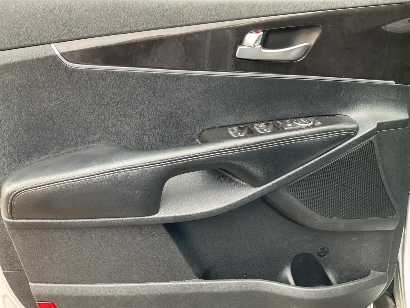 2016 Kia Sorento 2.4L LX (5XYPGDA39GG) with an 2.4L I-4 gasoline direct injection engine, located at 1099 N County Rd 25A, Troy, OH, 45373, (937) 908-9800, 40.057079, -84.212883 - 2016 Kia Sorento 2.4L LX - Photo#17