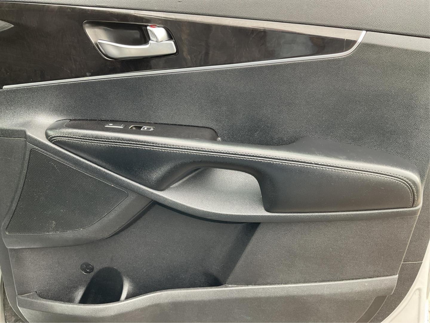 2016 Kia Sorento 2.4L LX (5XYPGDA39GG) with an 2.4L I-4 gasoline direct injection engine, located at 1099 N County Rd 25A, Troy, OH, 45373, (937) 908-9800, 40.057079, -84.212883 - 2016 Kia Sorento 2.4L LX - Photo#18
