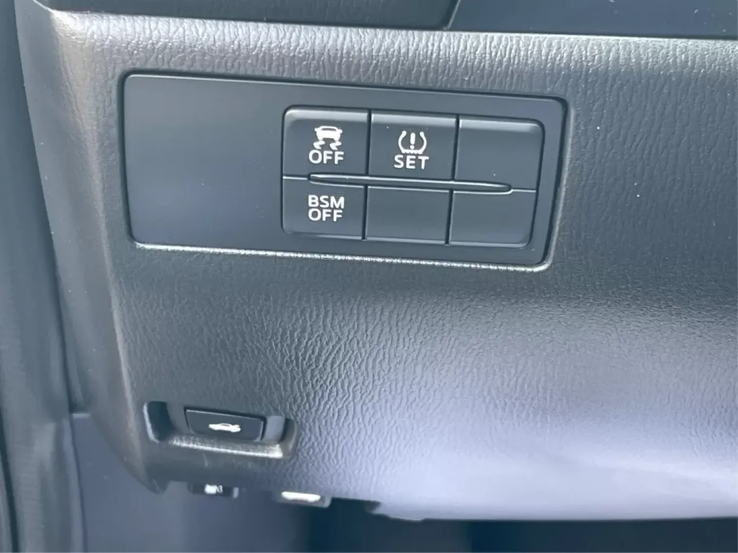 2016 Mazda Mazda3 i Sport (JM1BM1U73G1) with an SKYACTIV-G 2L I-4 gasoline direct injection engine, located at 1184 Kauffman Ave, Fairborn, OH, 45324, (937) 908-9800, 39.807072, -84.030914 - Experience a new level of driving with the 2016 Mazda3 i Sport, available now at Advantage Car and Credit in Fairborn, OH. This stylish sedan is more than just a mode of transportation; it's your perfect companion for everything from daily commutes to weekend road trips. With an impressive fuel-effi - Photo#16