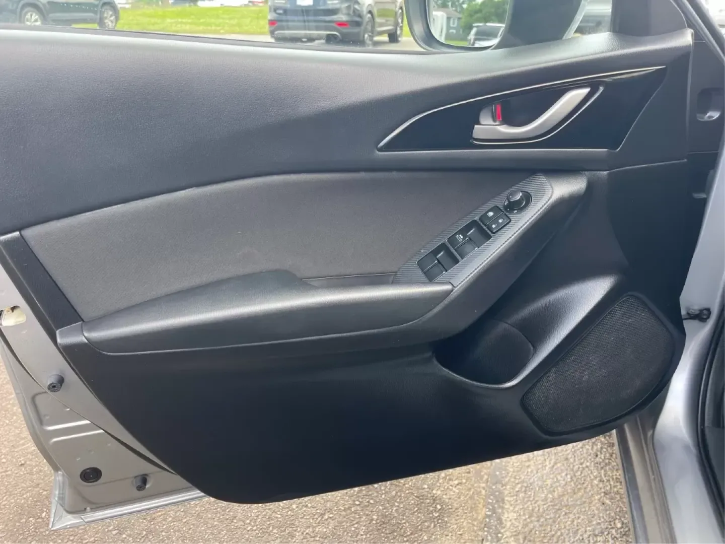 2016 Mazda Mazda3 i Sport (JM1BM1U73G1) with an SKYACTIV-G 2L I-4 gasoline direct injection engine, located at 1184 Kauffman Ave, Fairborn, OH, 45324, (937) 908-9800, 39.807072, -84.030914 - Experience a new level of driving with the 2016 Mazda3 i Sport, available now at Advantage Car and Credit in Fairborn, OH. This stylish sedan is more than just a mode of transportation; it's your perfect companion for everything from daily commutes to weekend road trips. With an impressive fuel-effi - Photo#18