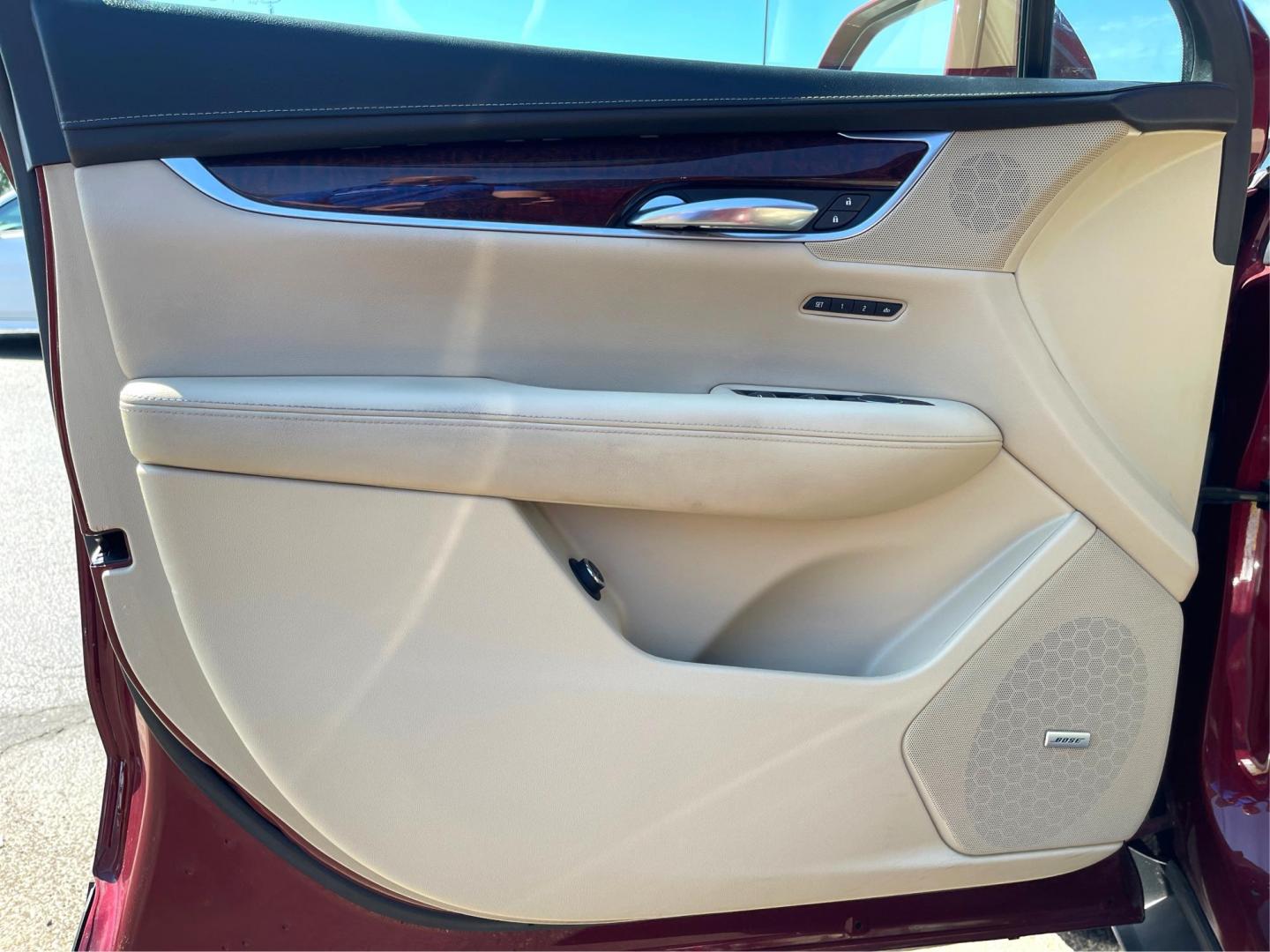 2017 Cadillac XT5 Luxury AWD (1GYKNDRS4HZ) with an 3.6L V6 DOHC 24V engine, 8-Speed Automatic transmission, located at 1099 N County Rd 25A, Troy, OH, 45373, (937) 908-9800, 40.057079, -84.212883 - 2017 Cadillac XT5 Luxury AWD - Photo#16