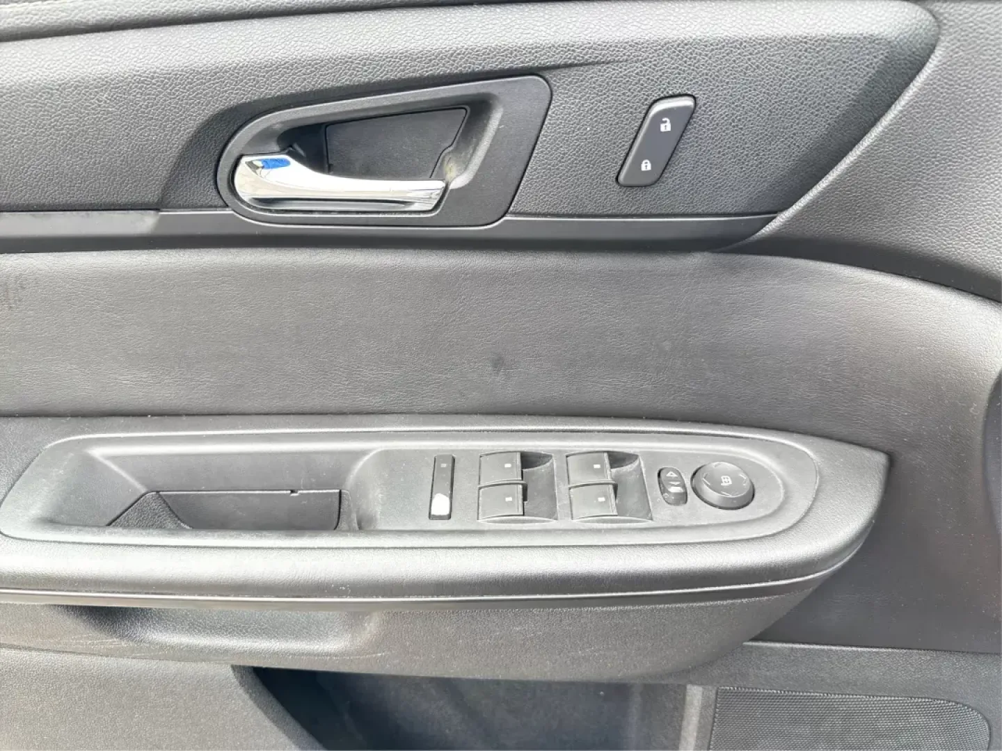 2017 Chevrolet Traverse 1LT (1GNKVGKD3HJ) with an 3.6L V-6 gasoline direct injection engine, located at 1099 N County Rd 25A, Troy, OH, 45373, (937) 908-9800, 40.057079, -84.212883 - **Adventure Awaits with the 2017 Chevrolet Traverse at Advantage Car and Credit!** <br /> <br /> If you're searching for a versatile vehicle that can handle everything life throws your way, look no further than this stunning 2017 Chevrolet Traverse. Perfectly suited for growing families, weekend adv - Photo#18