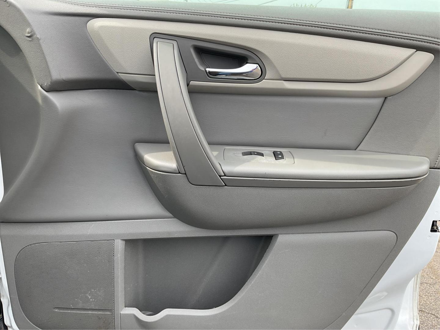 2017 Chevrolet Traverse LS (1GNKRFED9HJ) with an 3.6L V-6 gasoline direct injection engine, located at 1230 East Main St, Xenia, OH, 45385, (937) 908-9800, 39.688026, -83.910172 - Third Row - Photo#18
