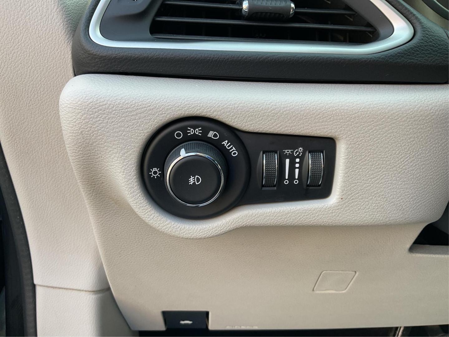 2017 Chrysler Pacifica Touring-L (2C4RC1BG7HR) with an 3.6L V-6 DOHC engine, located at 880 E. National Road, Vandalia, OH, 45377, (937) 908-9800, 39.891918, -84.183594 - 2017 Chrysler Pacifica Touring-L - Photo#16