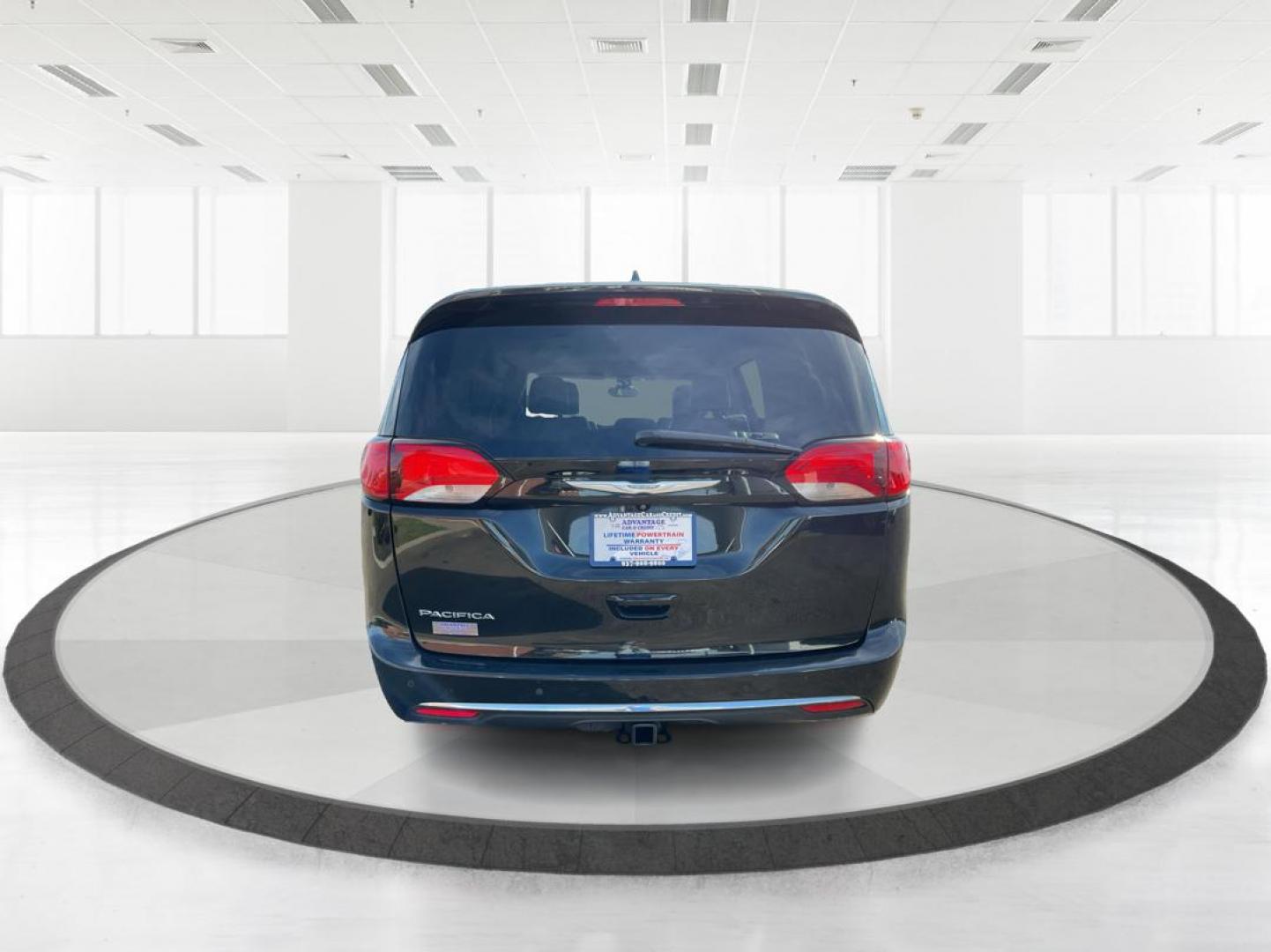 2017 Chrysler Pacifica Touring-L (2C4RC1BG7HR) with an 3.6L V-6 DOHC engine, located at 880 E. National Road, Vandalia, OH, 45377, (937) 908-9800, 39.891918, -84.183594 - 2017 Chrysler Pacifica Touring-L - Photo#3