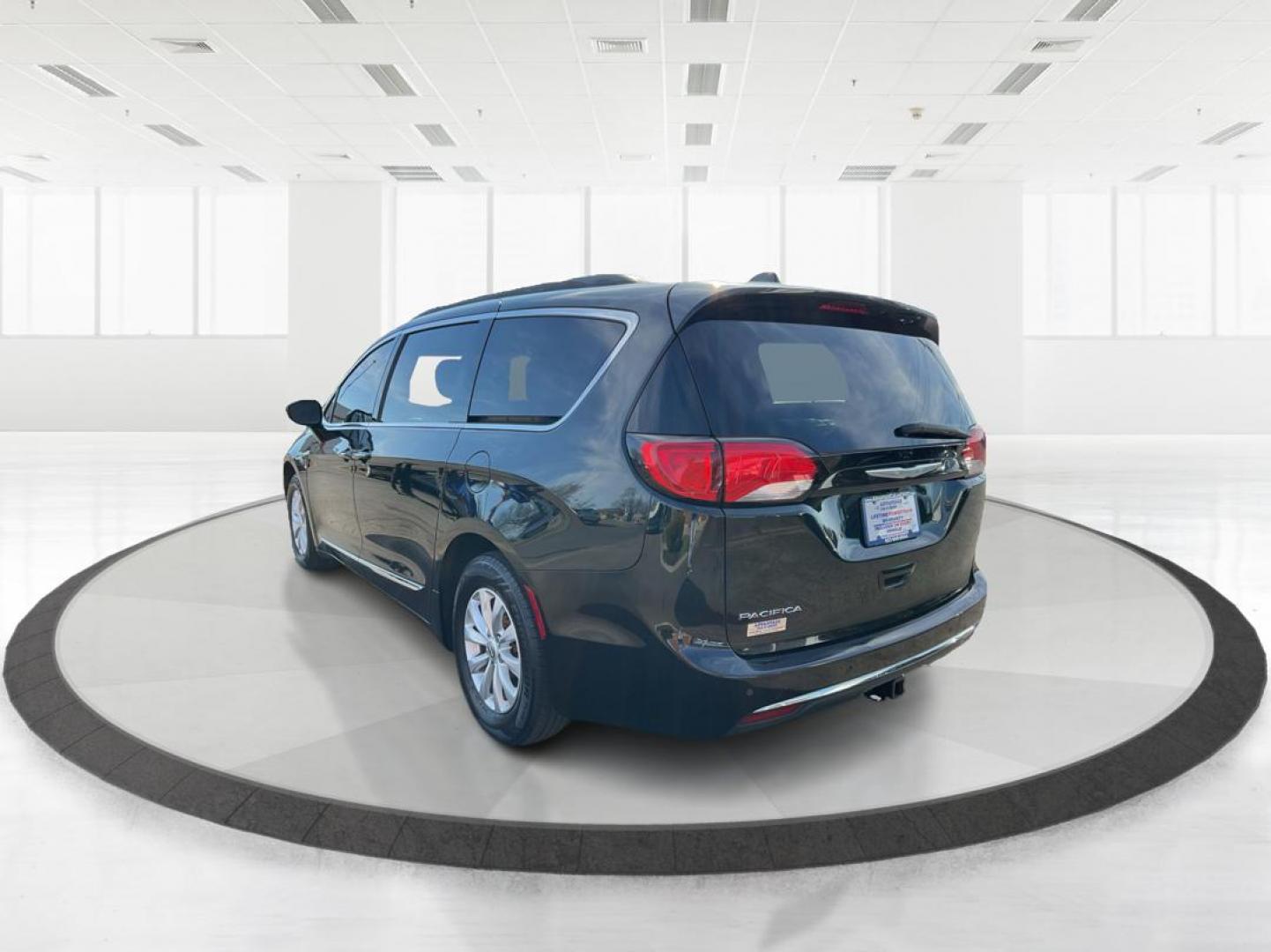 2017 Chrysler Pacifica Touring-L (2C4RC1BG7HR) with an 3.6L V-6 DOHC engine, located at 880 E. National Road, Vandalia, OH, 45377, (937) 908-9800, 39.891918, -84.183594 - 2017 Chrysler Pacifica Touring-L - Photo#4