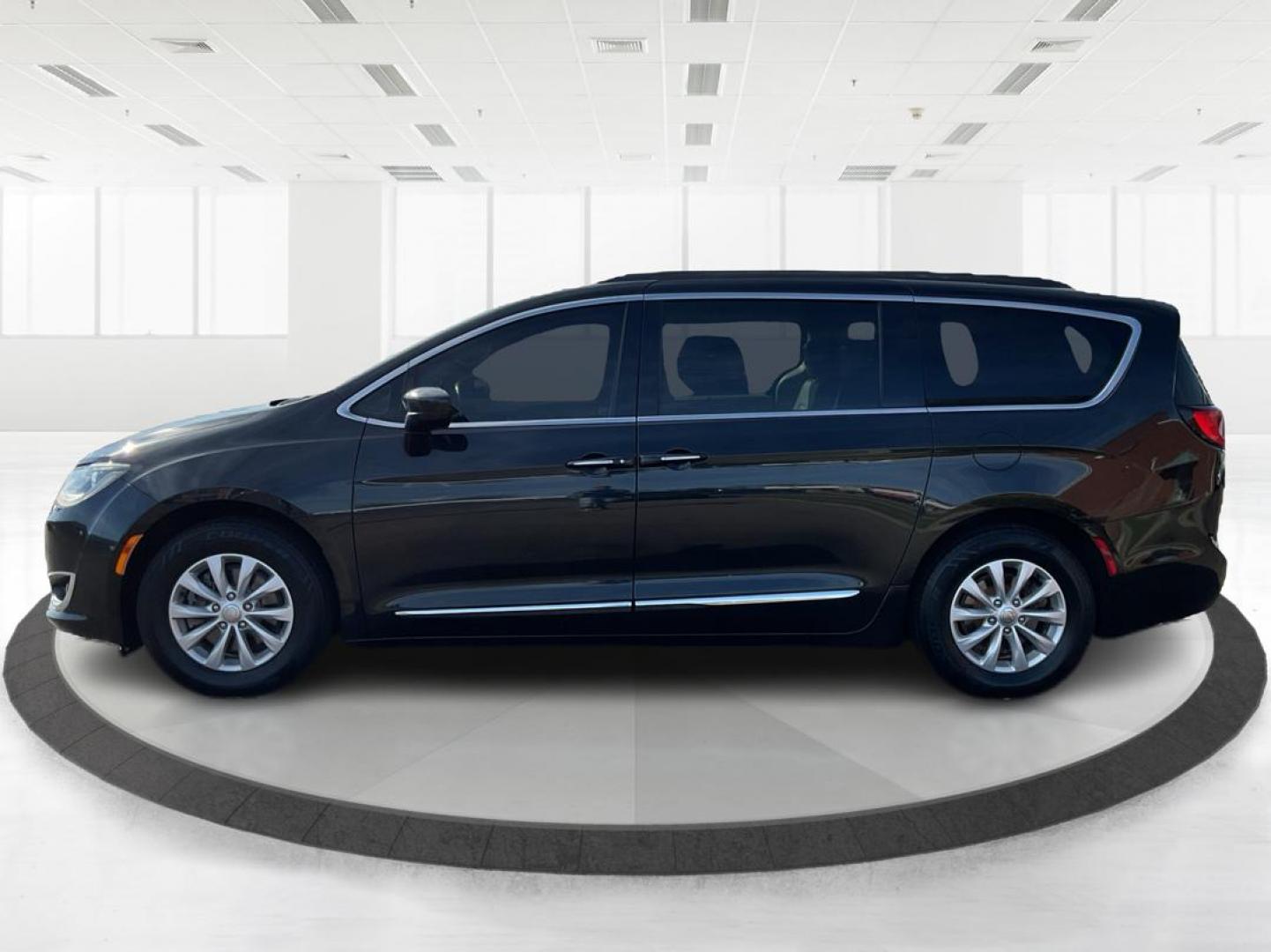 2017 Chrysler Pacifica Touring-L (2C4RC1BG7HR) with an 3.6L V-6 DOHC engine, located at 880 E. National Road, Vandalia, OH, 45377, (937) 908-9800, 39.891918, -84.183594 - 2017 Chrysler Pacifica Touring-L - Photo#5