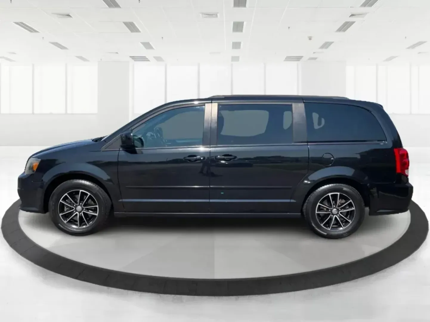 2017 Brilliant Black Crystal Pearl Coat Dodge Grand Caravan GT (2C4RDGEG9HR) with an 3.6L V6 DOHC 24V engine, 6-Speed Automatic transmission, located at 1951 S Dayton Lakeview Rd., New Carlisle, OH, 45344, (937) 908-9800, 39.890999, -84.050255 - 2017 Dodge Grand Caravan GT - Photo#5