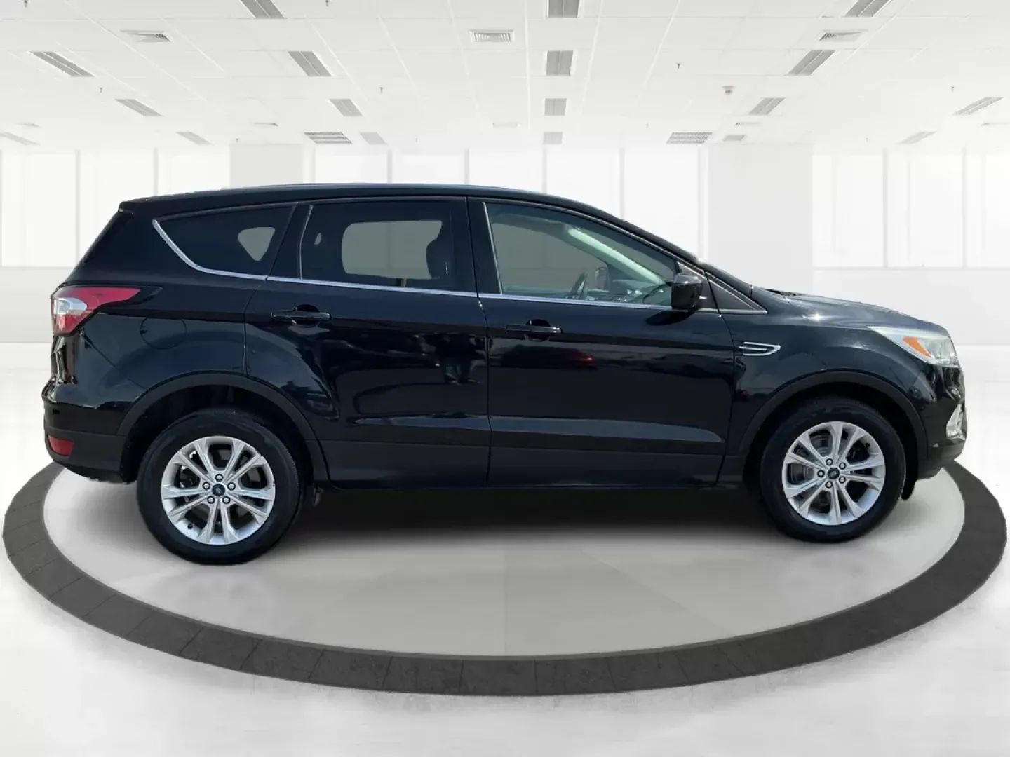 2017 Ford Escape SE (1FMCU0G9XHU) with an EcoBoost 1.5L I-4 gasoline direct injection engine, located at 1230 East Main St, Xenia, OH, 45385, (937) 908-9800, 39.688026, -83.910172 - ### Discover the Adventure of the 2017 Ford Escape SE at Advantage Car and Credit<br /> <br /> If you're seeking a vehicle that perfectly adapts to your active lifestyle, look no further than the 2017 Ford Escape SE, available now at Advantage Car and Credit in Fairborn, OH. Whether you're embarking - Photo#1