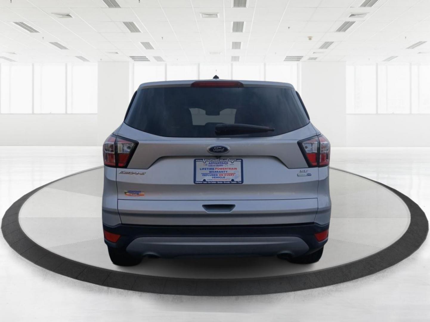 2017 Ford Escape SE 4WD (1FMCU9GD6HU) with an 1.5L L4 DOHC 16V engine, 6-Speed Automatic transmission, located at 1230 East Main St, Xenia, OH, 45385, (937) 908-9800, 39.688026, -83.910172 - 2017 Ford Escape SE 4WD - Photo#3