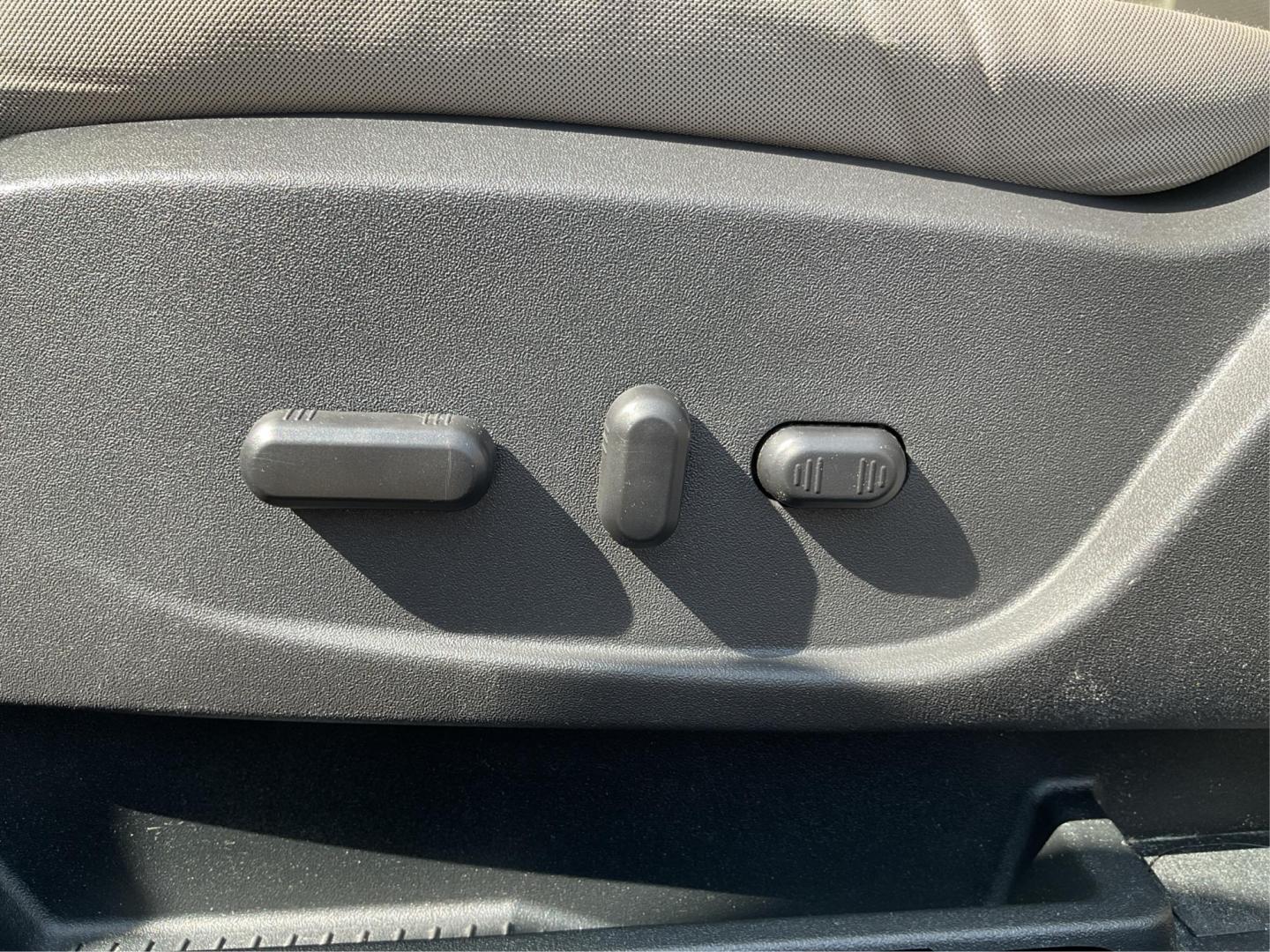 2017 Ford Escape SE (1FMCU0G93HU) with an EcoBoost 1.5L I-4 gasoline direct injection engine, located at 880 E. National Road, Vandalia, OH, 45377, (937) 908-9800, 39.891918, -84.183594 - 2017 Ford Escape SE - Photo#16