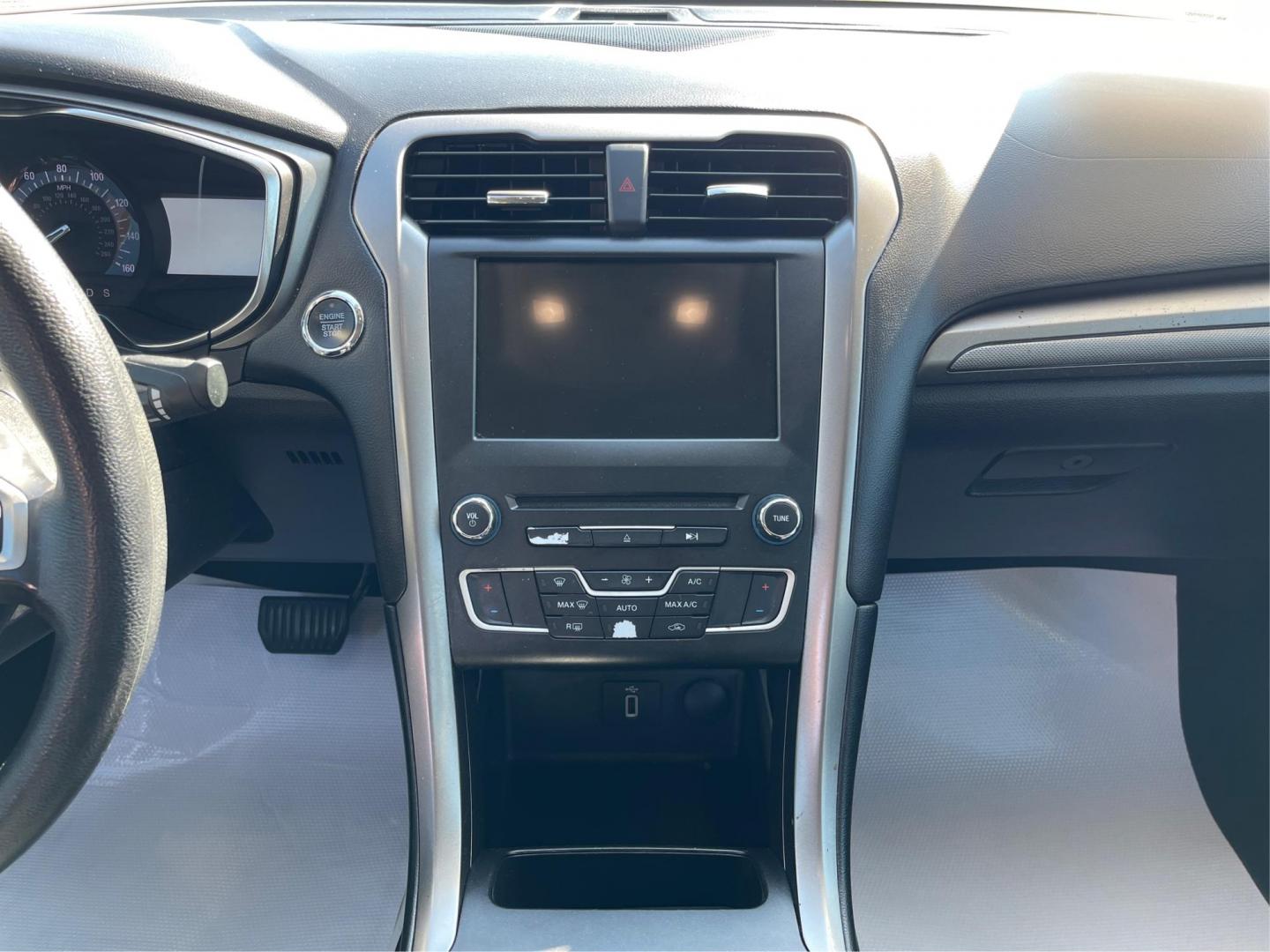 2017 Ford Fusion SE (3FA6P0HD1HR) with an 1.5L L4 DOHC 16V engine, 6-Speed Automatic transmission, located at 1230 East Main St, Xenia, OH, 45385, (937) 908-9800, 39.688026, -83.910172 - 2017 Ford Fusion SE - Photo#12