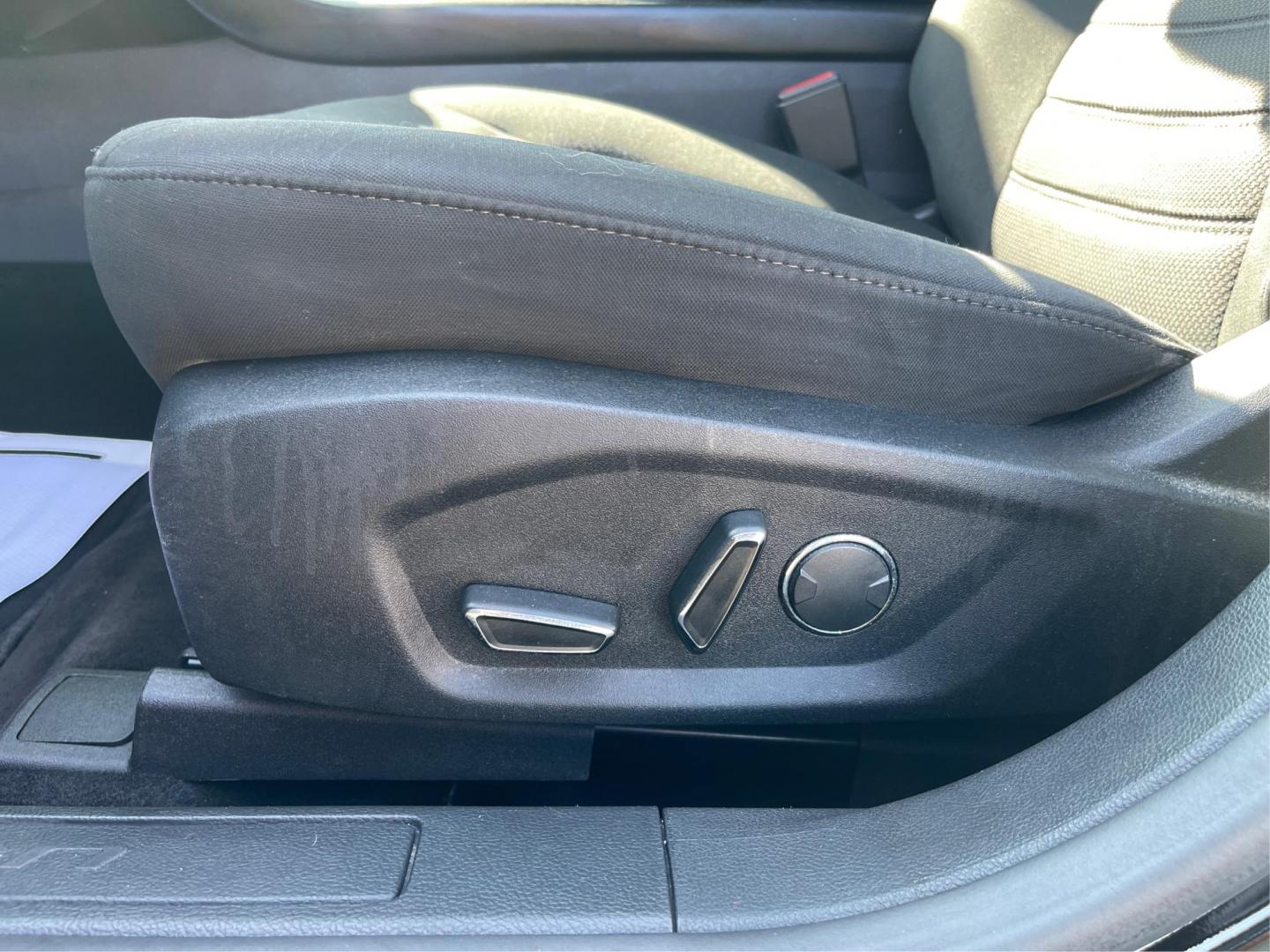 2017 Ford Fusion SE (3FA6P0HD1HR) with an 1.5L L4 DOHC 16V engine, 6-Speed Automatic transmission, located at 1230 East Main St, Xenia, OH, 45385, (937) 908-9800, 39.688026, -83.910172 - 2017 Ford Fusion SE - Photo#17