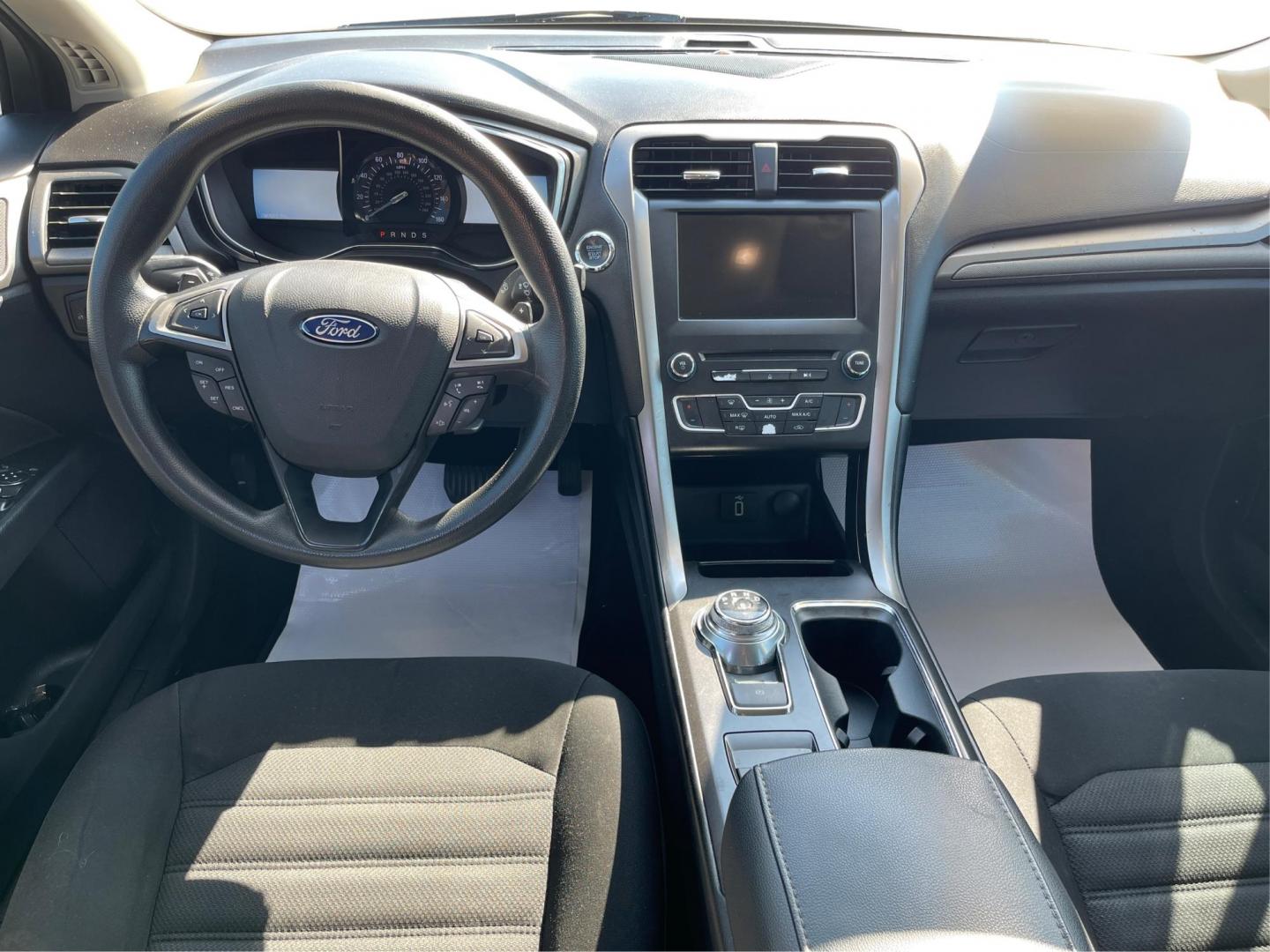 2017 Ford Fusion SE (3FA6P0HD1HR) with an 1.5L L4 DOHC 16V engine, 6-Speed Automatic transmission, located at 1230 East Main St, Xenia, OH, 45385, (937) 908-9800, 39.688026, -83.910172 - 2017 Ford Fusion SE - Photo#20