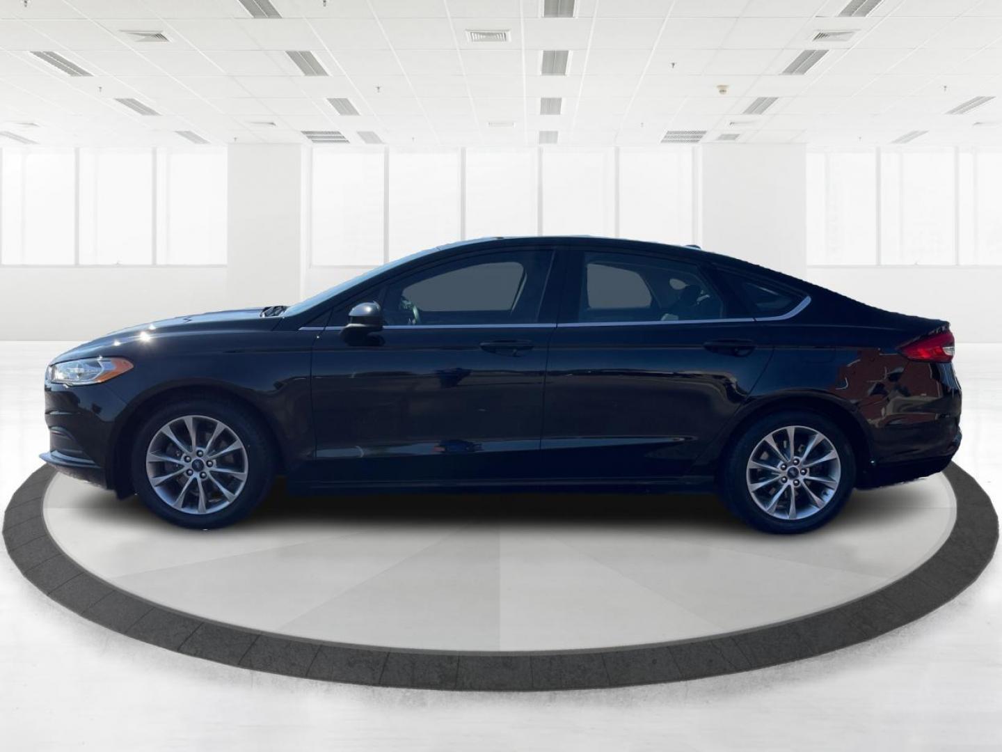 2017 Ford Fusion SE (3FA6P0HD1HR) with an 1.5L L4 DOHC 16V engine, 6-Speed Automatic transmission, located at 1230 East Main St, Xenia, OH, 45385, (937) 908-9800, 39.688026, -83.910172 - 2017 Ford Fusion SE - Photo#5