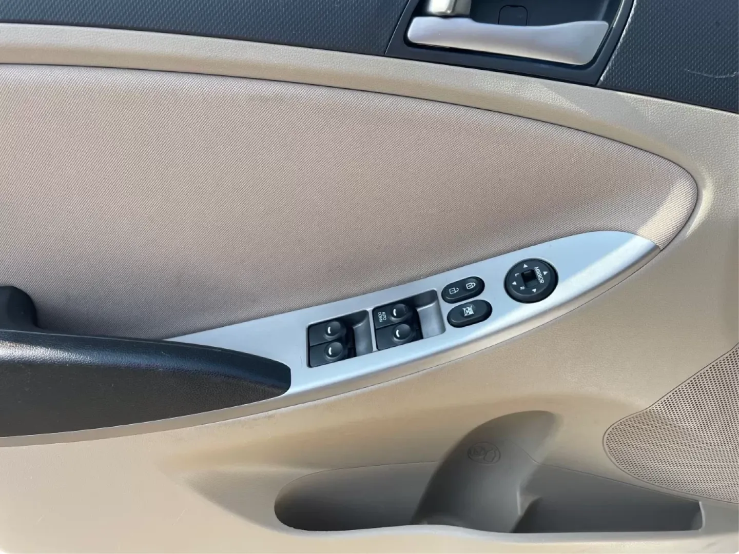 2017 Hyundai Accent SE 4-Door 6A (KMHCT4AE7HU) with an 1.6L L4 DOHC 16V engine, 6-Speed Automatic transmission, located at 401 Woodman Dr, Riverside, OH, 45431, (937) 908-9800, 39.760899, -84.123421 - Are you searching for a reliable, budget-friendly vehicle that accommodates your busy lifestyle? Look no further than Advantage Car and Credit in Fairborn, OH! We specialize in providing top-notch used vehicles with flexible financing options tailored to fit your needs. Our 2017 Hyundai Accent SE is - Photo#18