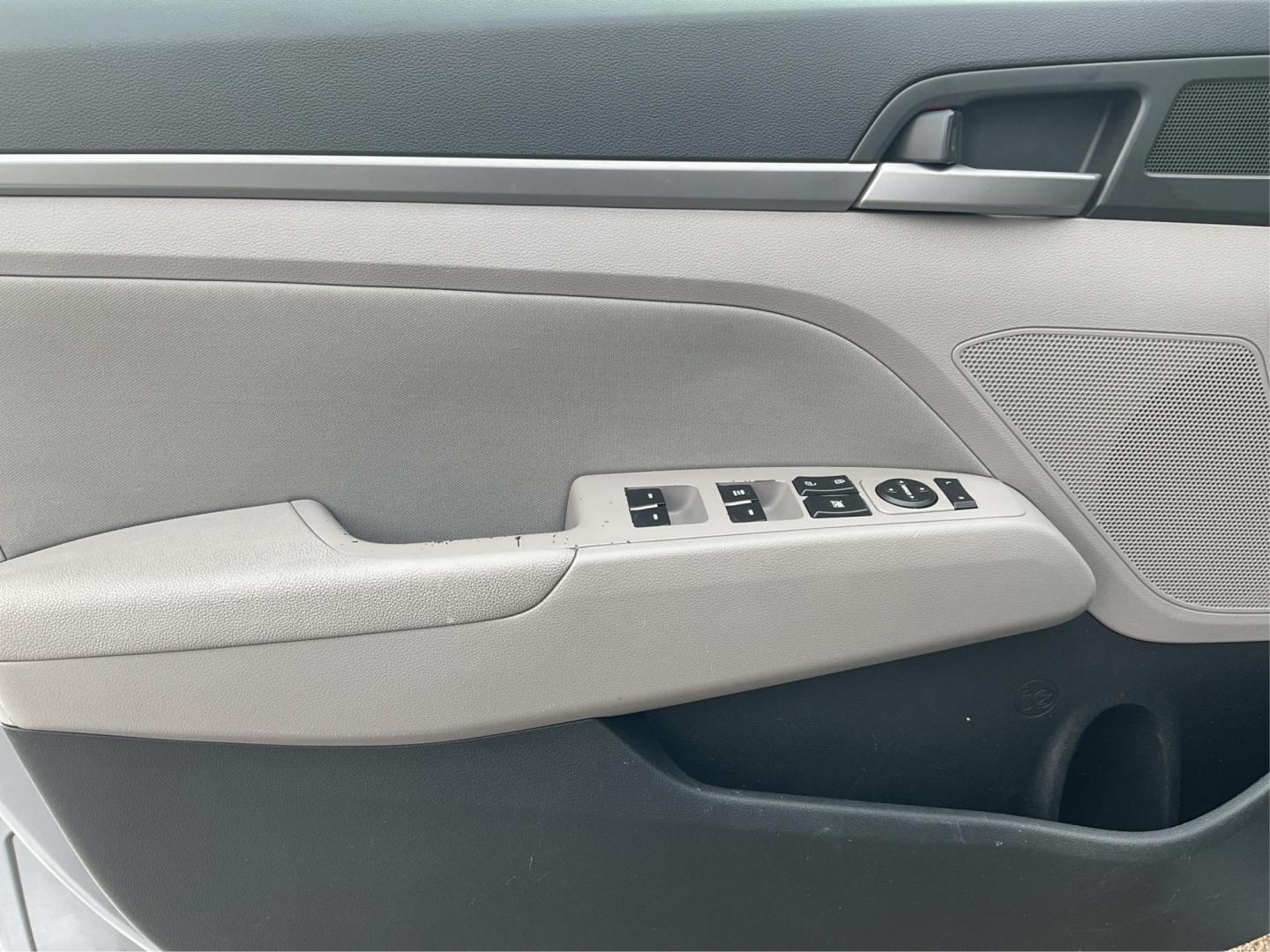 2017 Gray Hyundai Elantra SE (5NPD84LF3HH) with an Other engine, located at 1230 East Main St, Xenia, OH, 45385, (937) 908-9800, 39.688026, -83.910172 - 2017 Hyundai Elantra SE - Photo#16