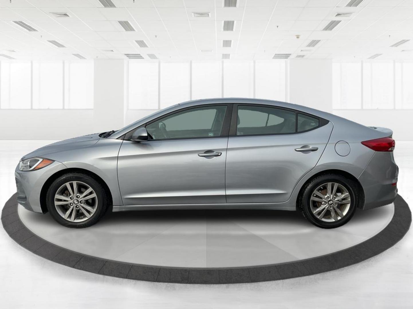 2017 Gray Hyundai Elantra SE (5NPD84LF3HH) with an Other engine, located at 1230 East Main St, Xenia, OH, 45385, (937) 908-9800, 39.688026, -83.910172 - 2017 Hyundai Elantra SE - Photo#5