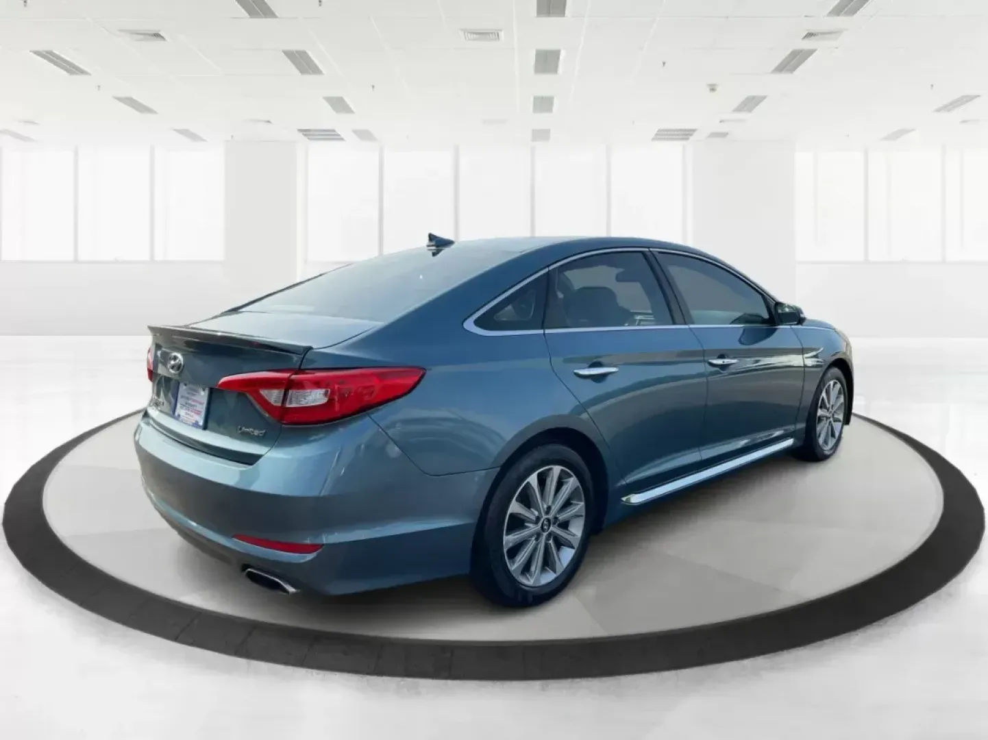 2017 Hyundai Sonata Limited (5NPE34AF4HH) with an 2.4L I-4 gasoline direct injection engine, located at 1099 N County Rd 25A, Troy, OH, 45373, (937) 908-9800, 40.057079, -84.212883 - ### Discover Your Ideal Sedan for Every Adventure: 2017 Hyundai Sonata Limited at Advantage Car and Credit<br /> <br /> Are you in search of a reliable vehicle that seamlessly fits into your busy lifestyle? Whether you're commuting to work, running errands, or planning a weekend getaway, the **2017 - Photo#2