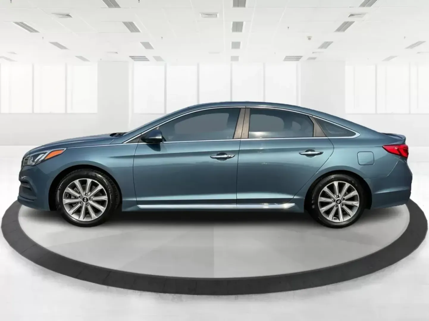 2017 Hyundai Sonata Limited (5NPE34AF4HH) with an 2.4L I-4 gasoline direct injection engine, located at 1099 N County Rd 25A, Troy, OH, 45373, (937) 908-9800, 40.057079, -84.212883 - ### Discover Your Ideal Sedan for Every Adventure: 2017 Hyundai Sonata Limited at Advantage Car and Credit<br /> <br /> Are you in search of a reliable vehicle that seamlessly fits into your busy lifestyle? Whether you're commuting to work, running errands, or planning a weekend getaway, the **2017 - Photo#5