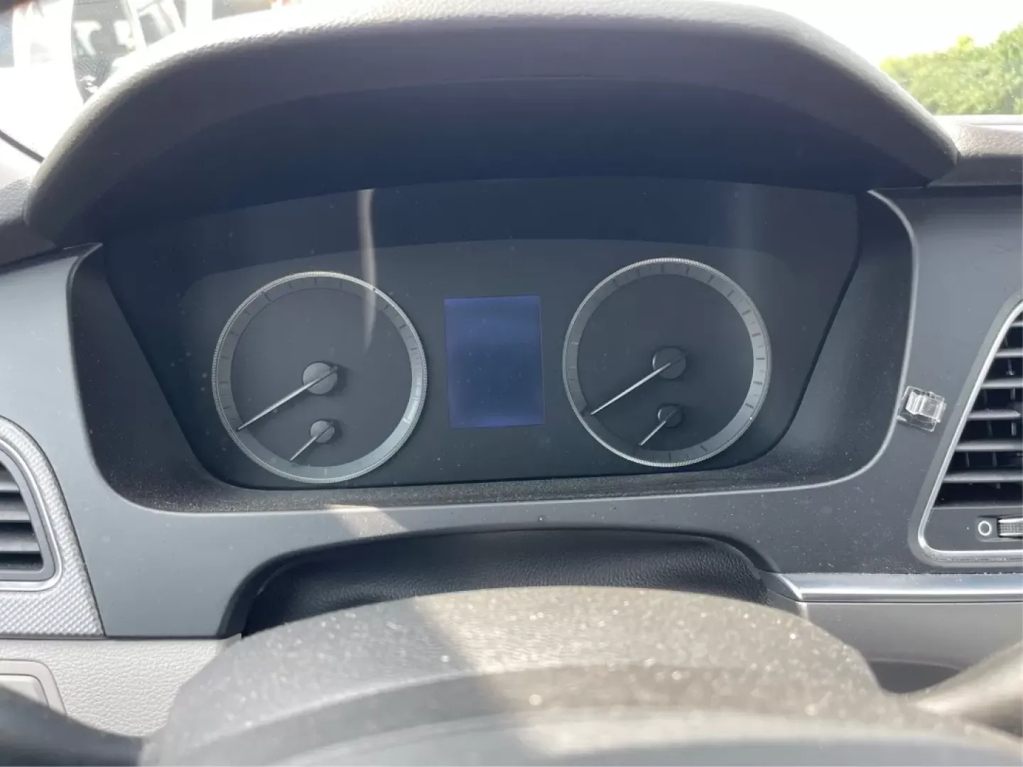 2017 Hyundai Sonata SE (5NPE24AF7HH) with an 2.4L I-4 gasoline direct injection engine, located at 880 E. National Road, Vandalia, OH, 45377, (937) 908-9800, 39.891918, -84.183594 - Are you in search of an affordable, reliable sedan that can keep up with your busy lifestyle? Look no further than this stunning 2017 Hyundai Sonata SE, available now at Advantage Car and Credit in Fairborn, OH. This vehicle is perfect for budget-conscious buyers who need a dependable car for daily - Photo#15