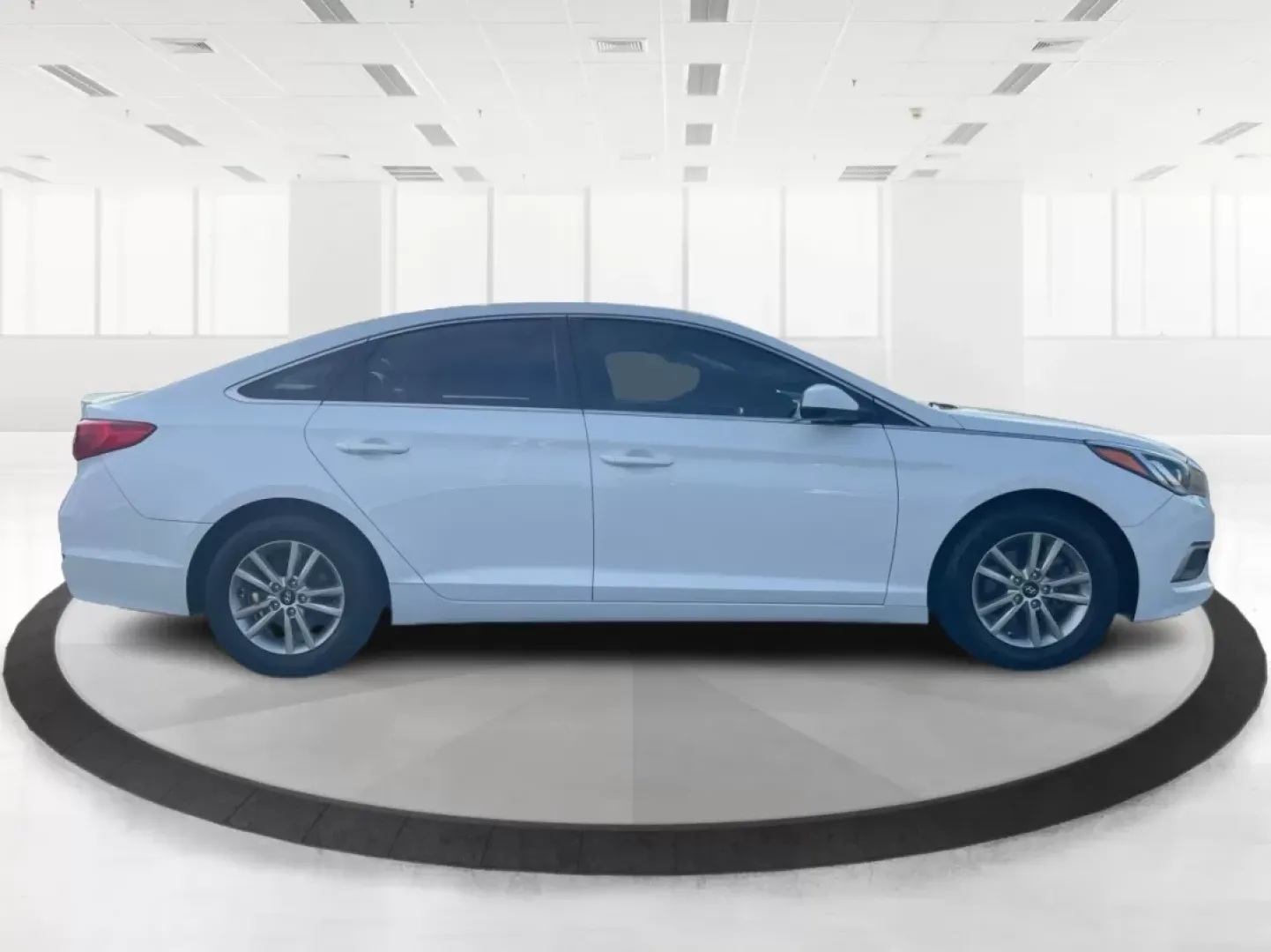 2017 Hyundai Sonata Base (5NPE24AF6HH) with an Other engine, located at 1230 East Main St, Xenia, OH, 45385, (937) 908-9800, 39.688026, -83.910172 - **Experience Comfort and Reliability with the 2017 Hyundai Sonata at Advantage Car and Credit!**<br /> <br /> Are you looking for a dependable sedan that seamlessly fits into your active lifestyle? Whether you're commuting to work, running errands around Fairborn, or making weekend getaways with fri - Photo#1